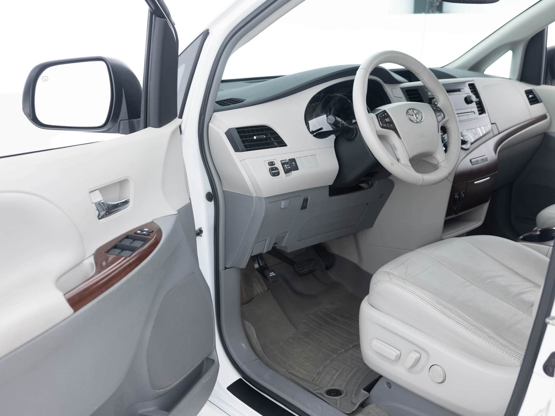 2013toyotasienna 24