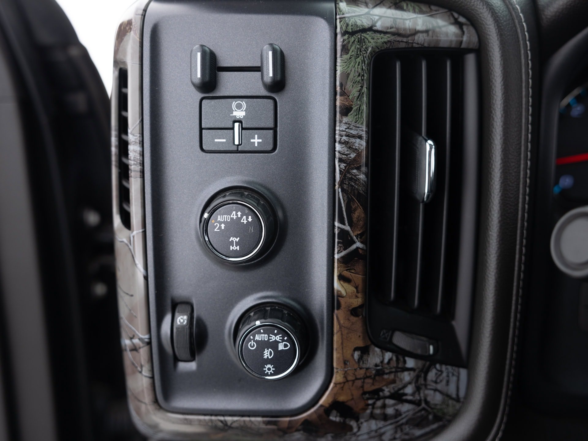 black chevrolet silverado z71 ltz 31