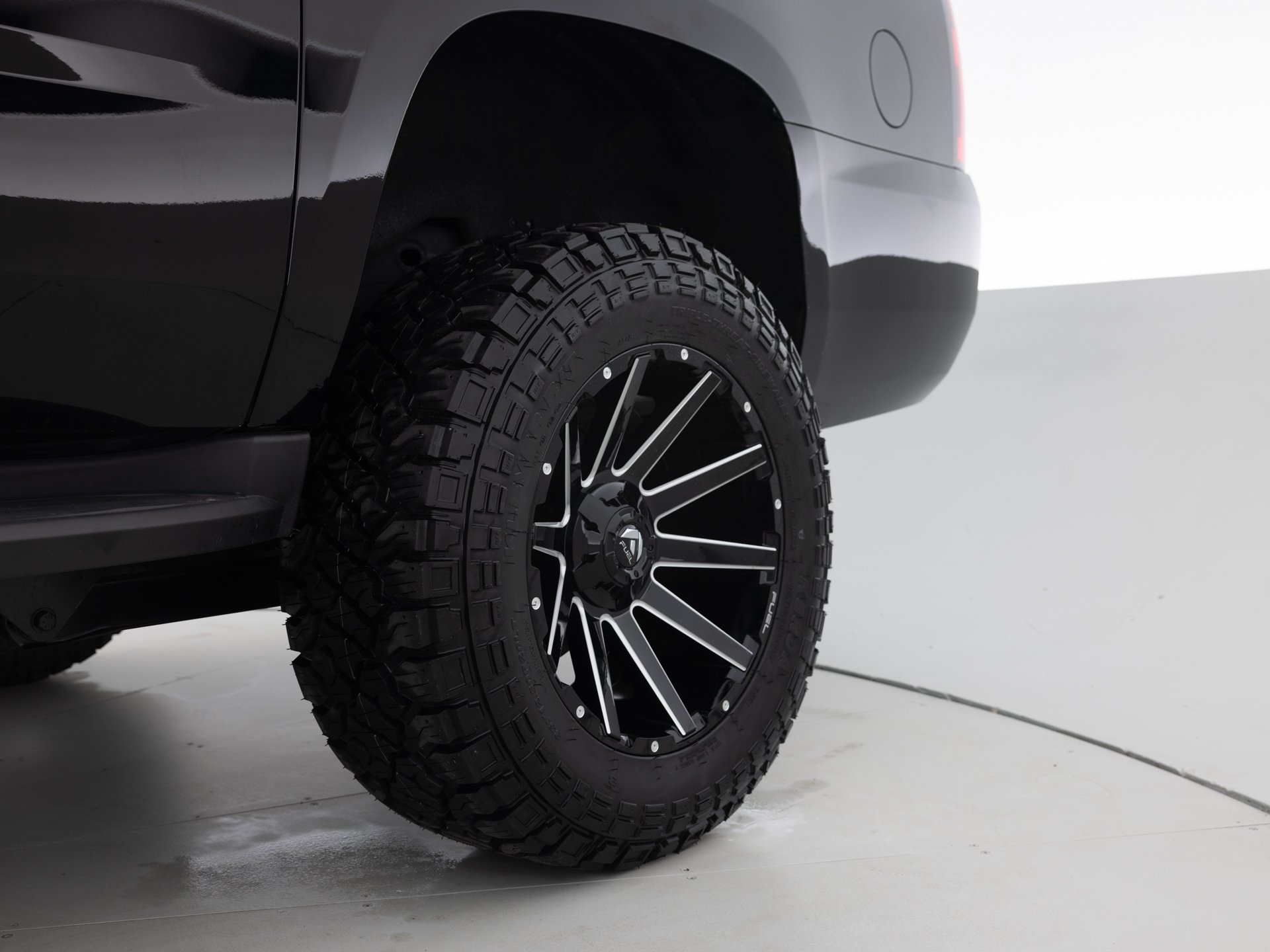 black chevrolet suburban lt 10