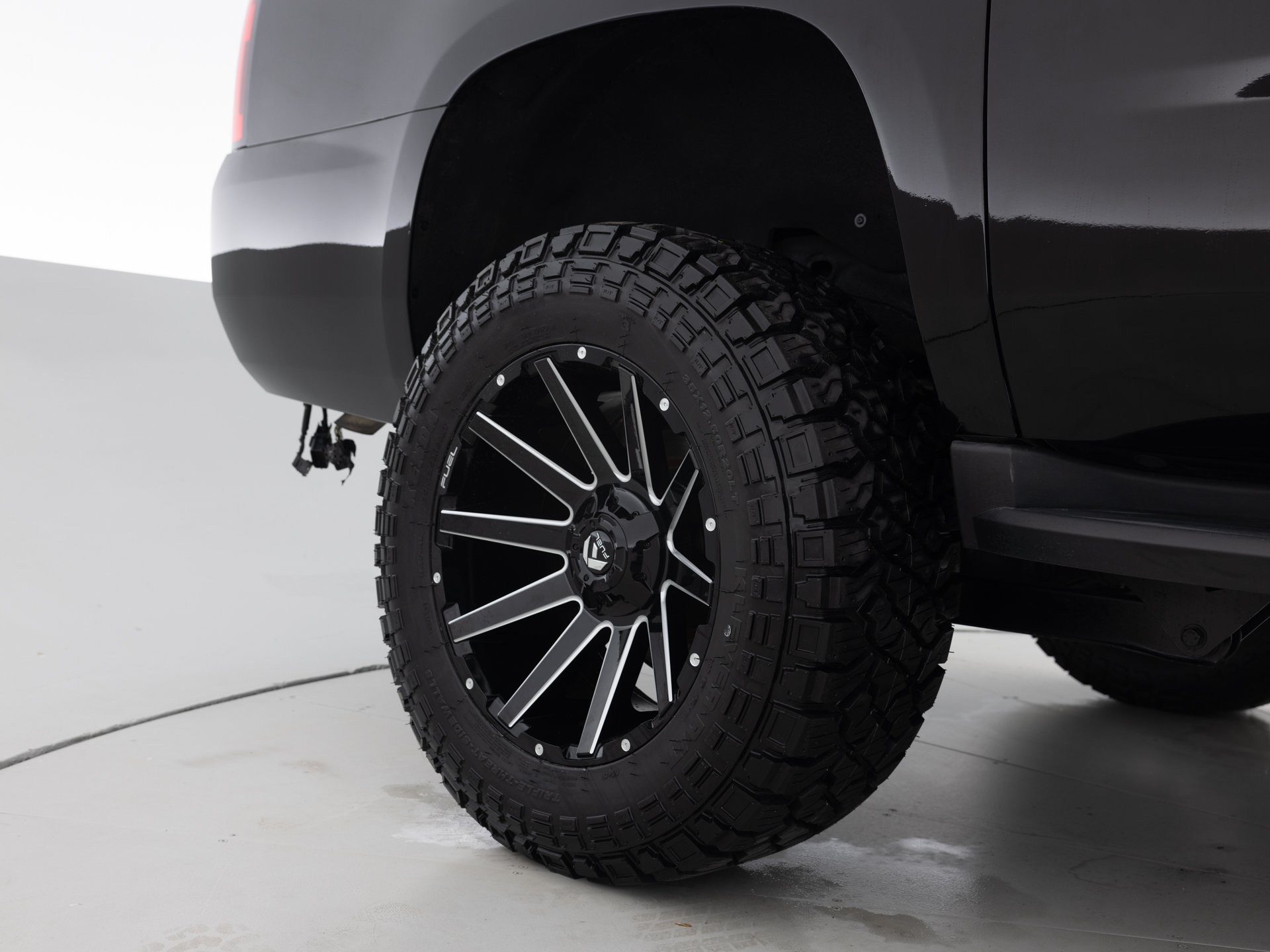 black chevrolet suburban lt 11