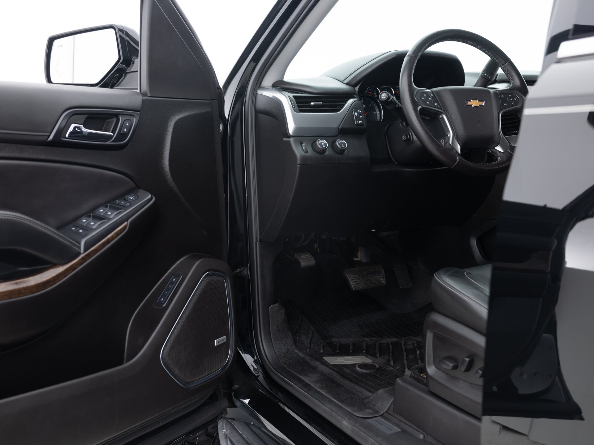 black chevrolet suburban lt 20