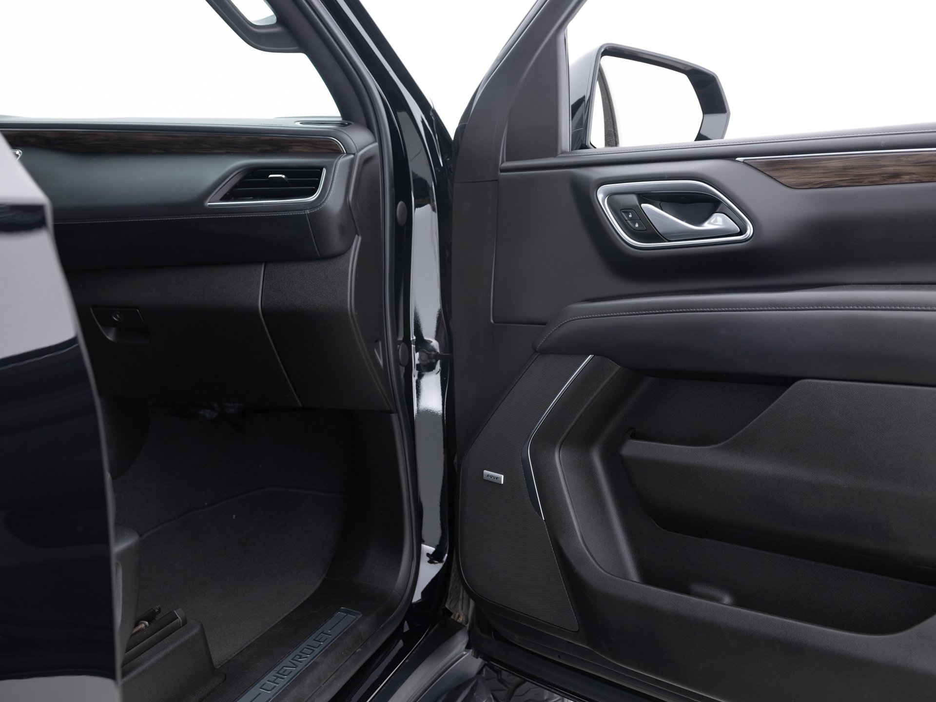 black chevrolet suburban lt 22