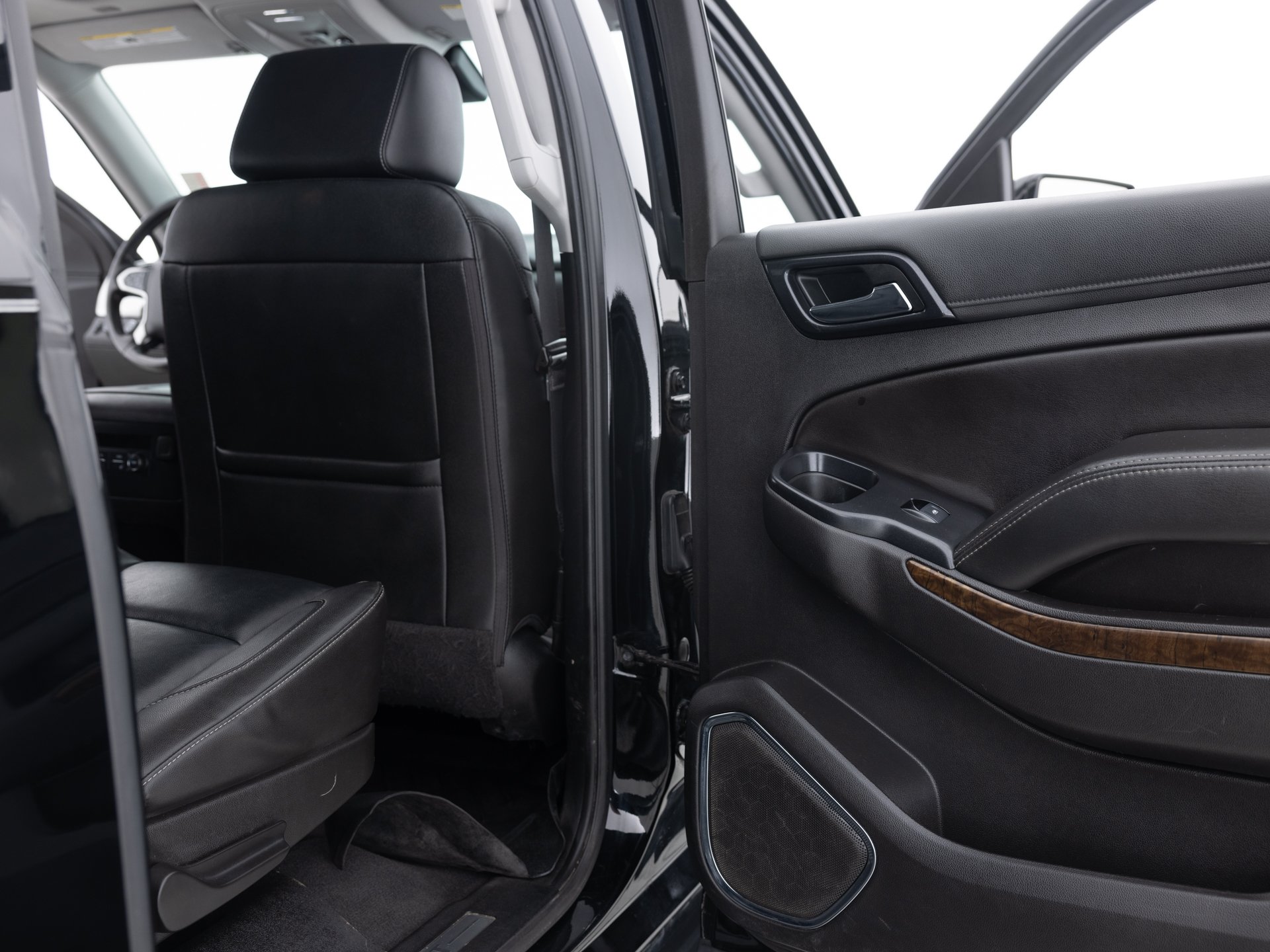 black chevrolet suburban lt 26