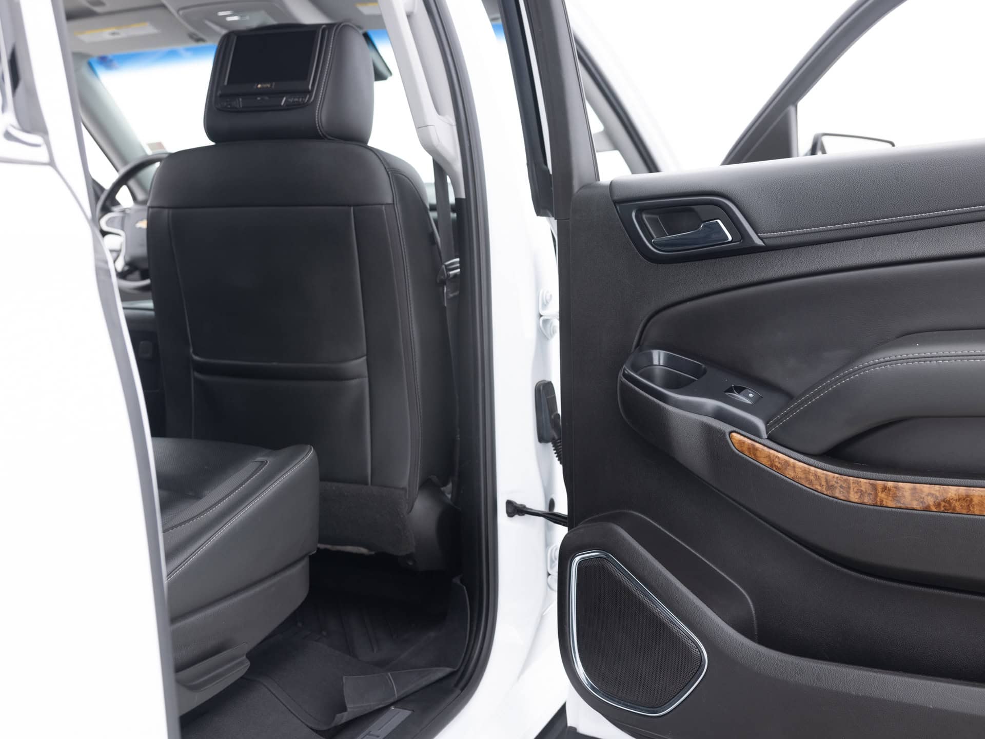 black chevrolet suburban prem 26