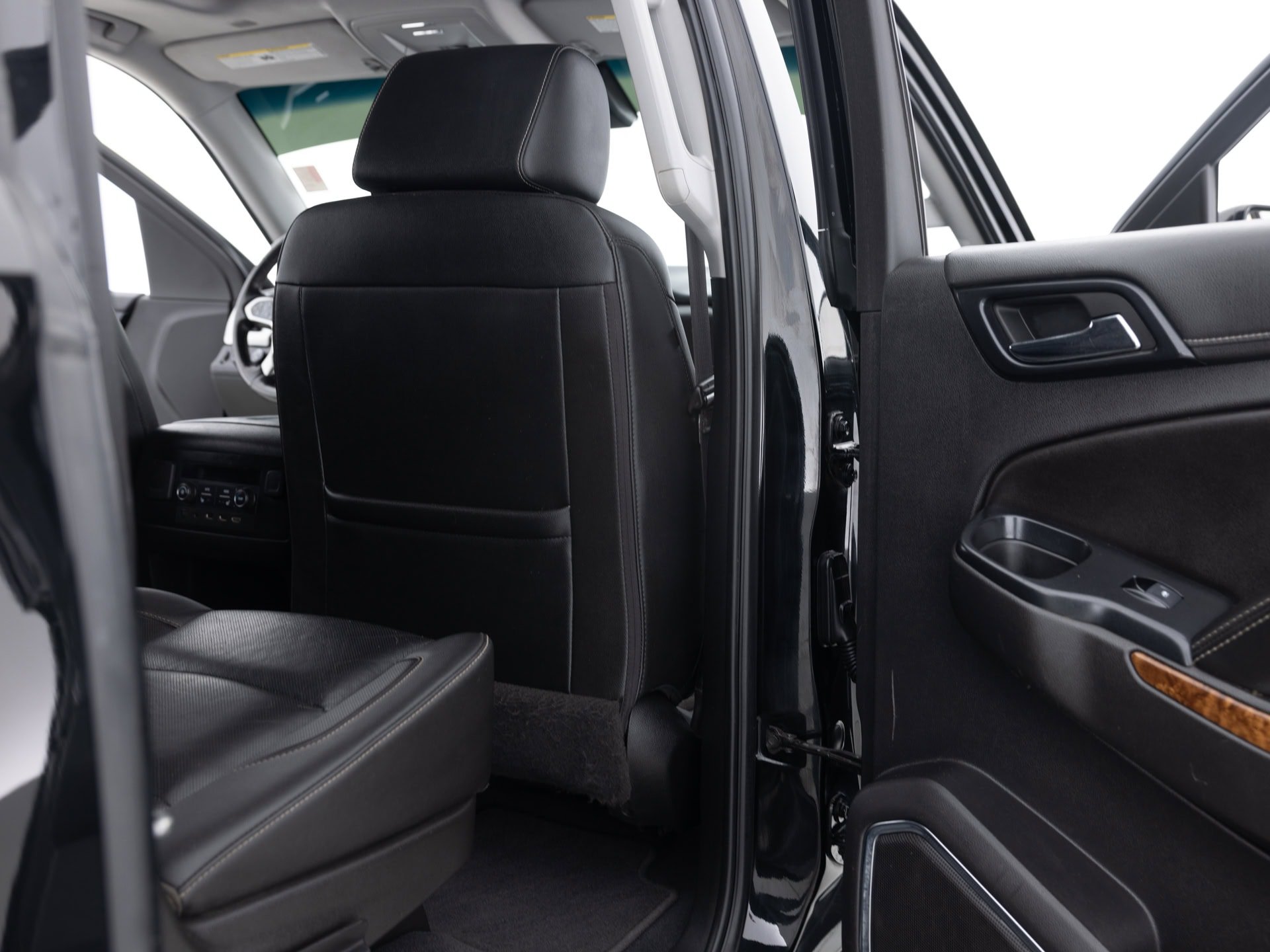 black chevrolet suburban prem 26