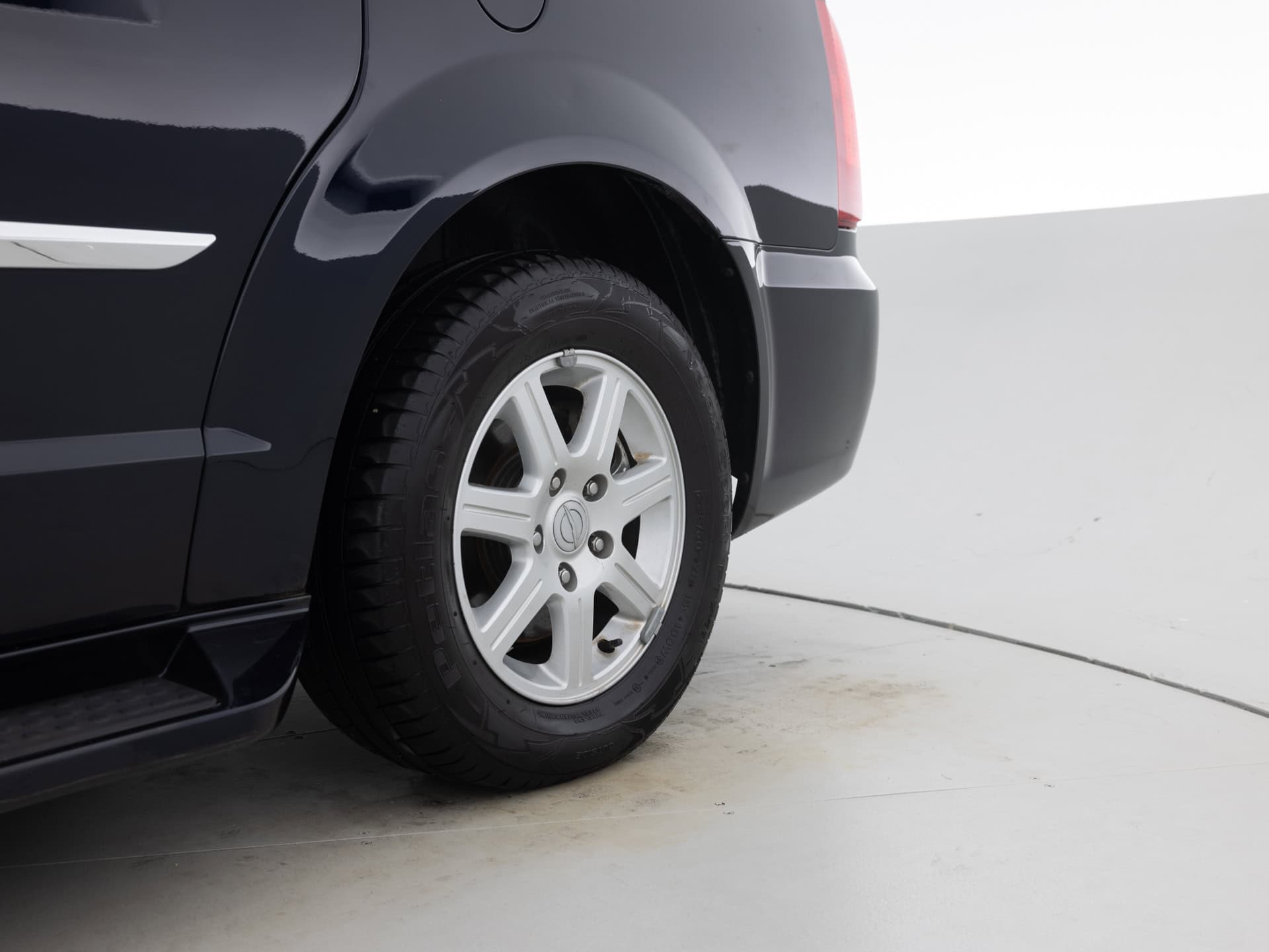 Used Black Chrysler Town Mini-10 for Sale