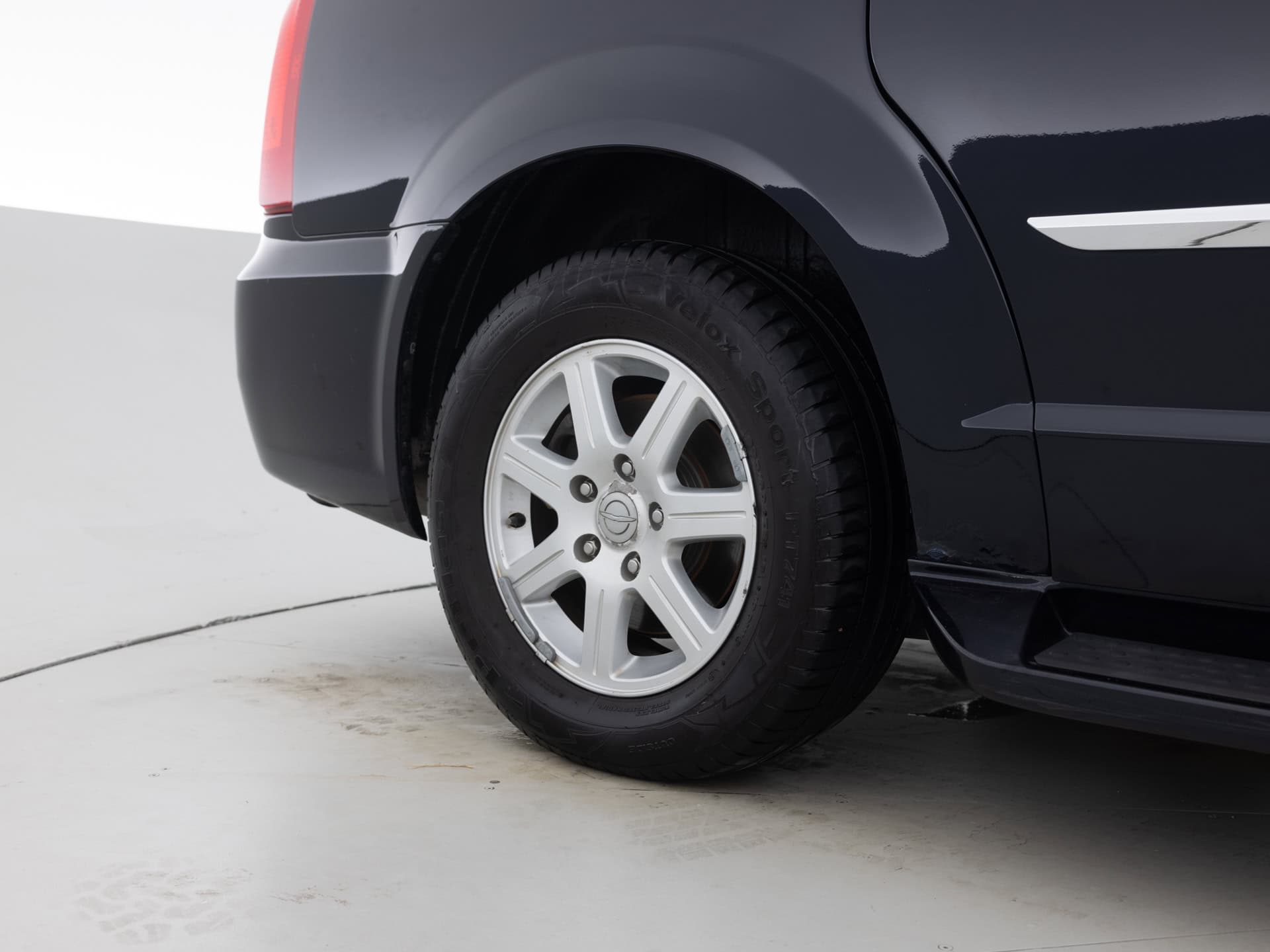 Used Black Chrysler Town Mini-11 for Sale