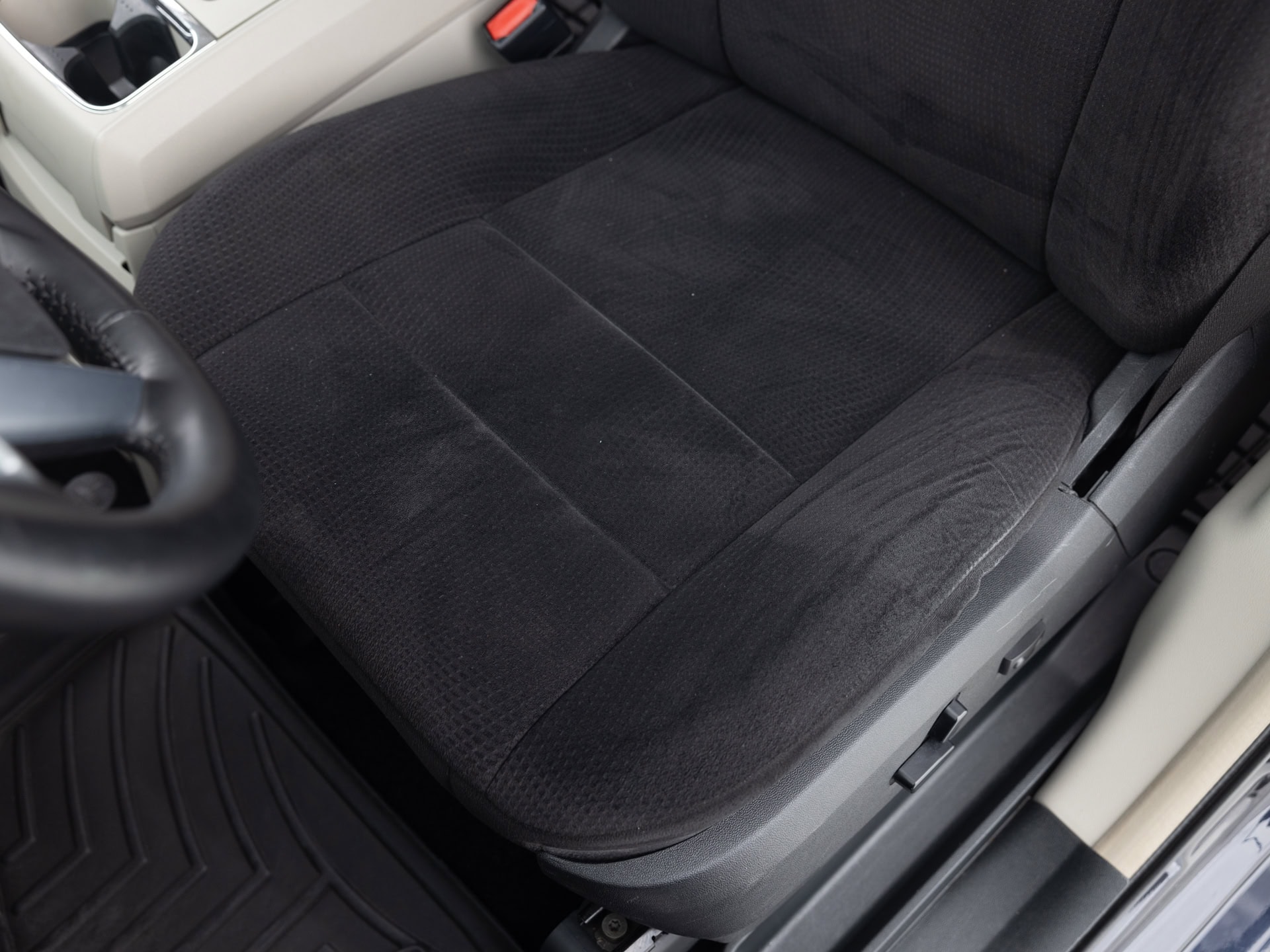 Used Black Chrysler Town Mini-13 for Sale