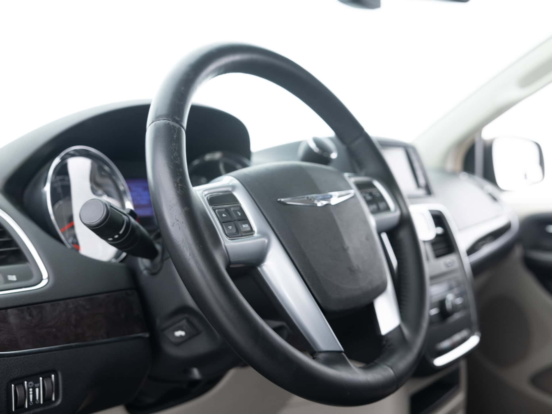 Used Black Chrysler Town Mini-15 for Sale