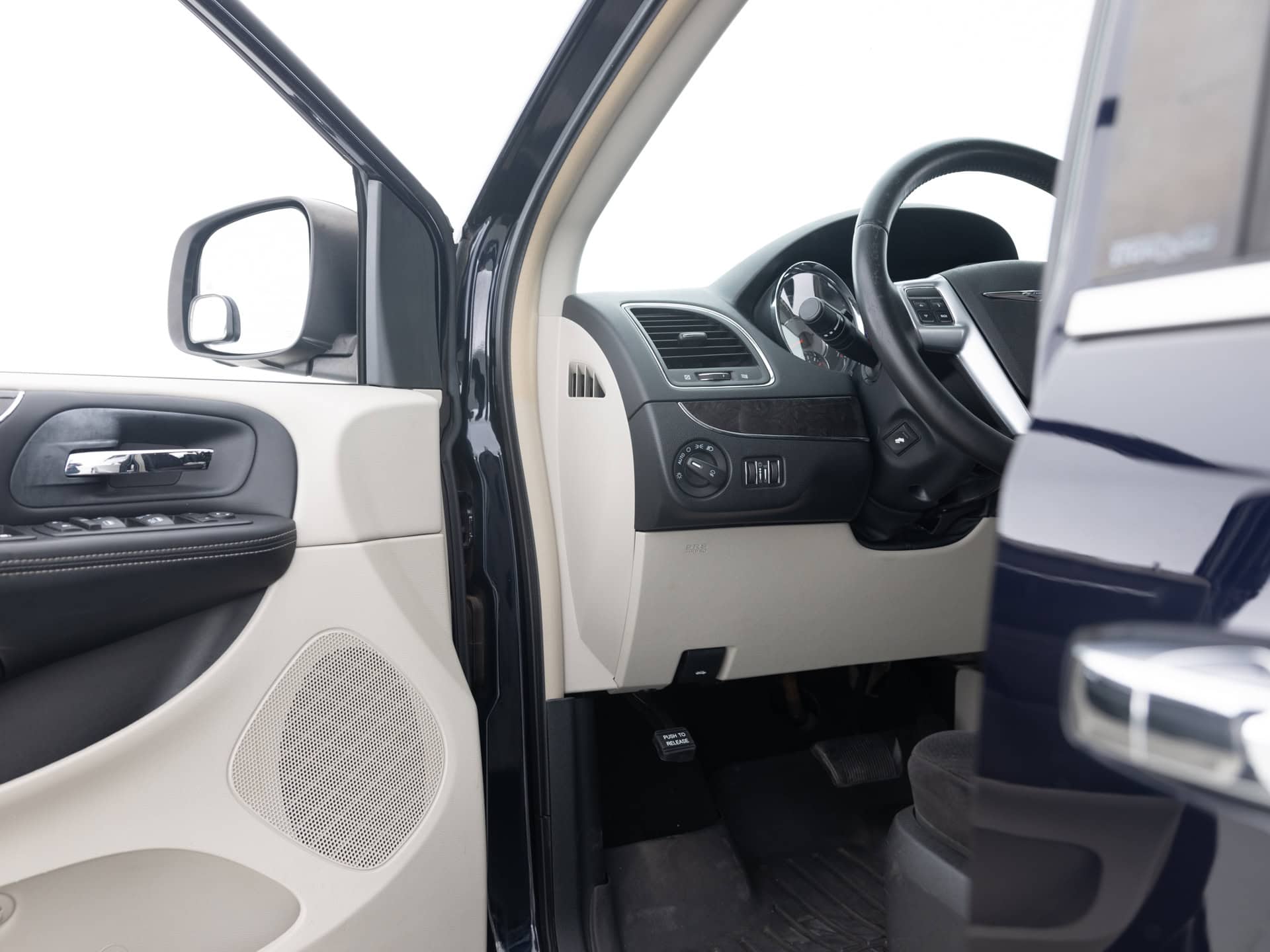 Used Black Chrysler Town Mini-16 for Sale