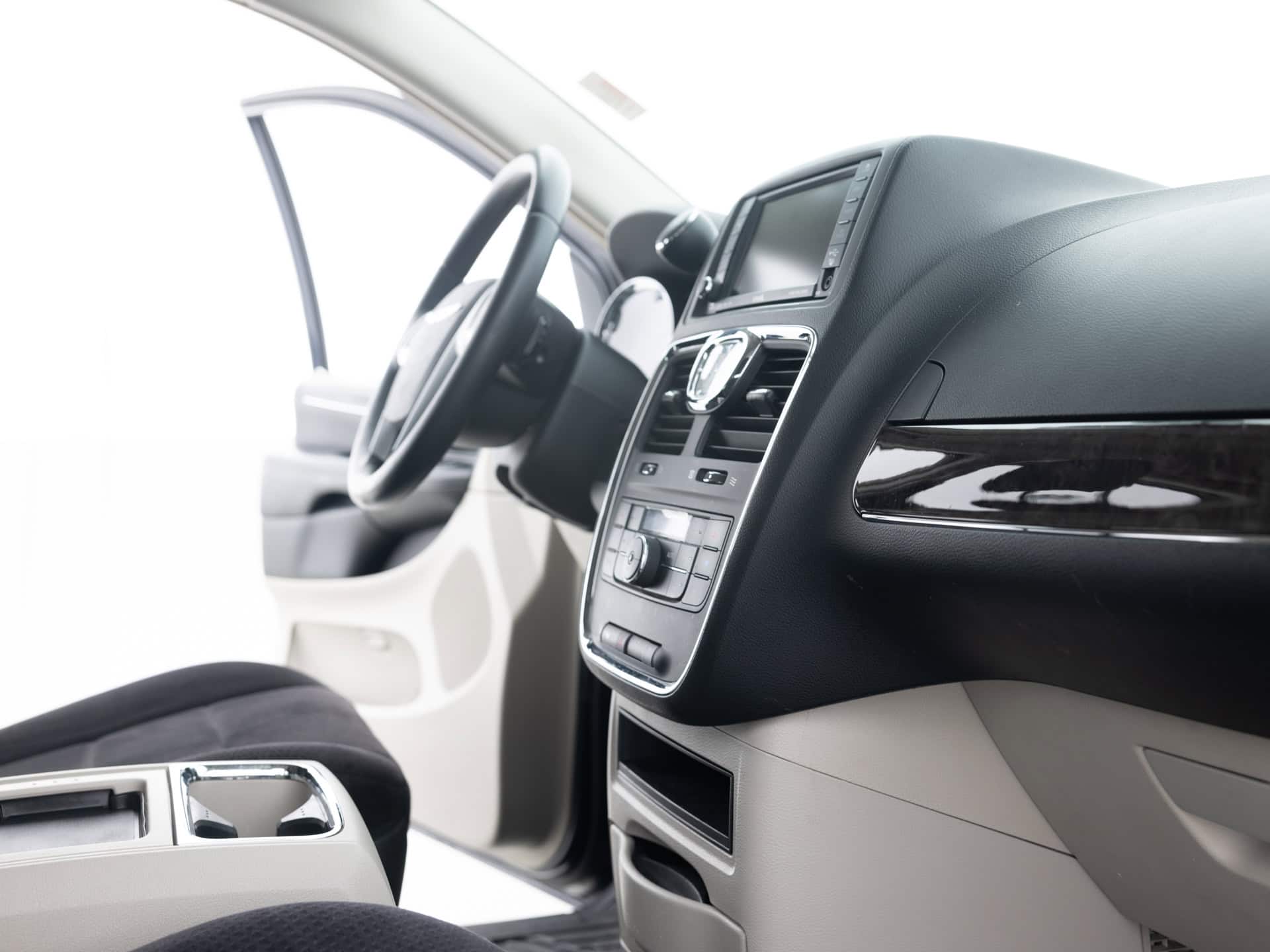 Used Black Chrysler Town Mini-19 for Sale