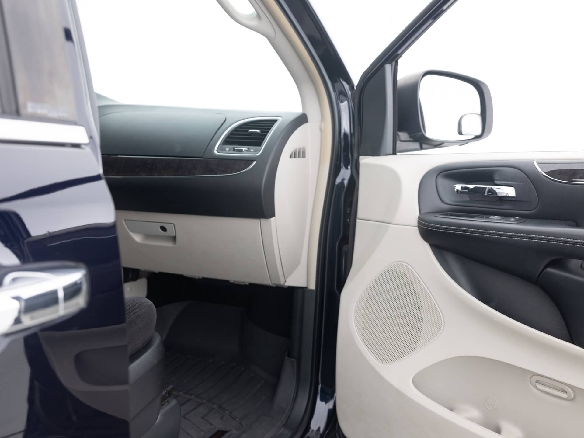 Used Black Chrysler Town Mini-20 for Sale