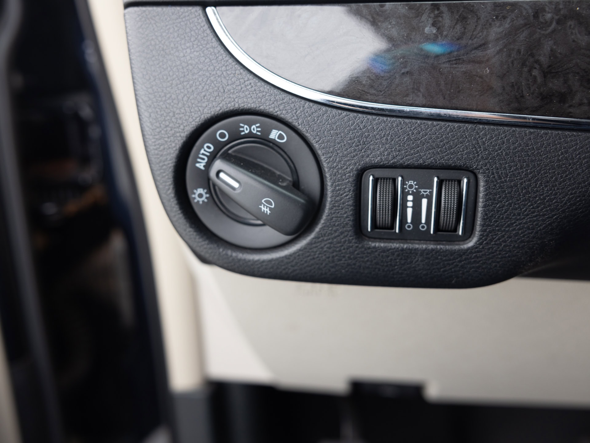 Used Black Chrysler Town Mini-30 for Sale