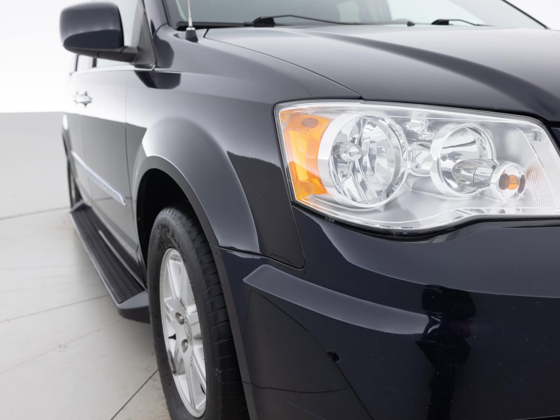 Used Black Chrysler Town Mini-4 for Sale