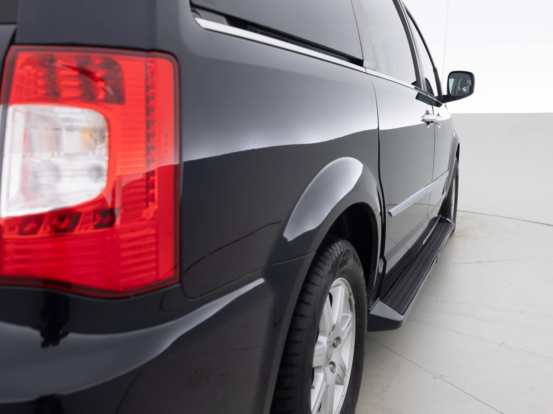 Used Black Chrysler Town Mini-5 for Sale