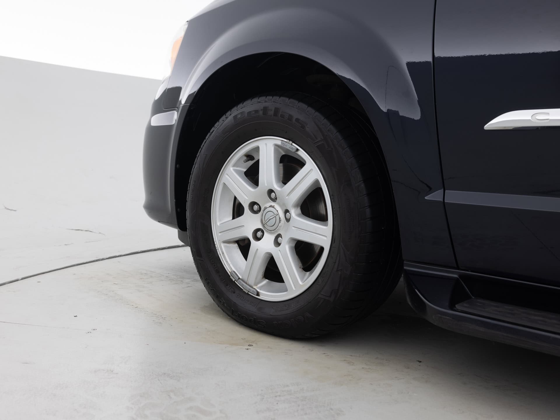 Used Black Chrysler Town Mini-9 for Sale