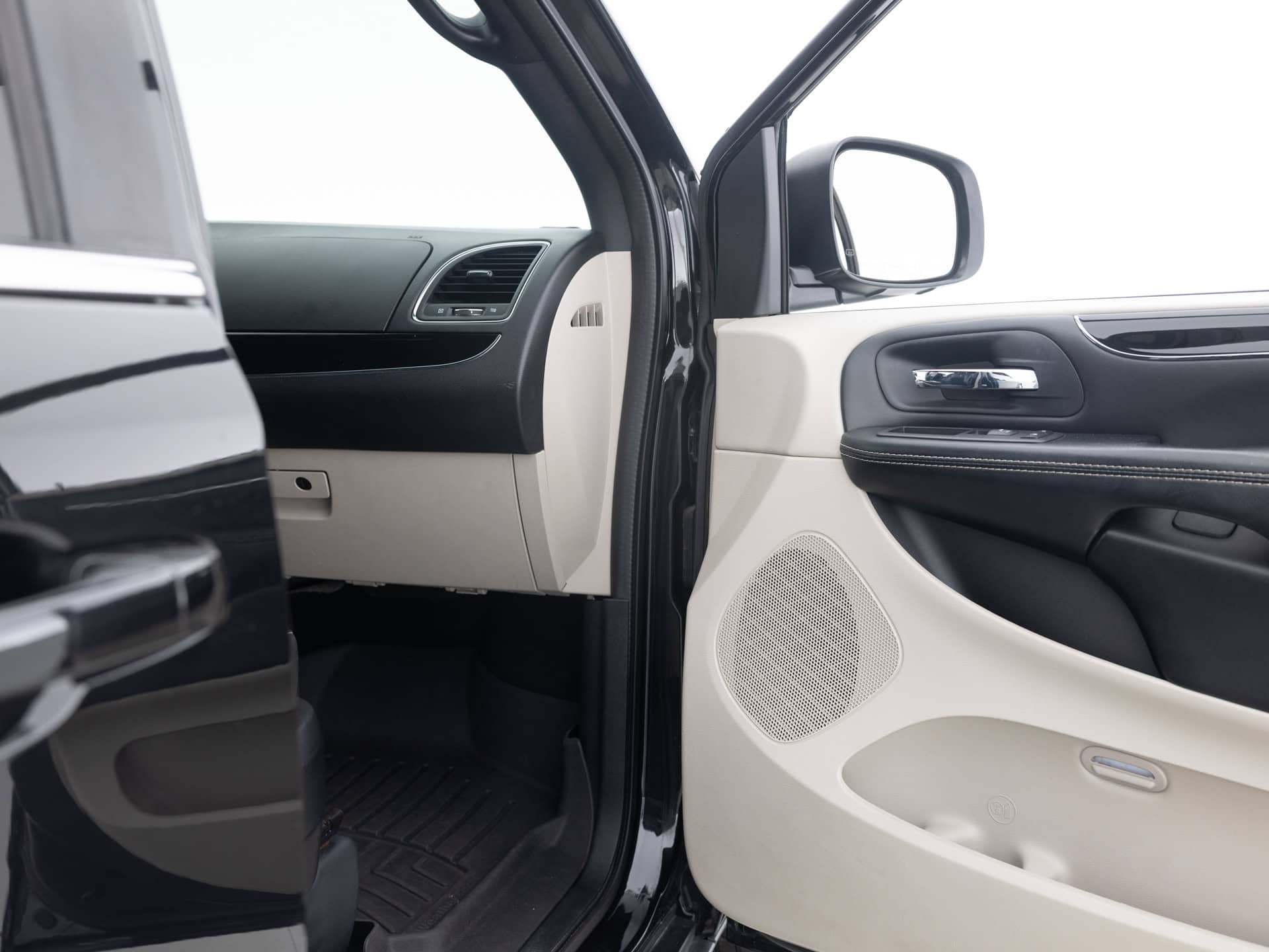 Used Black Dodge Caravan SXT-20 for Sale