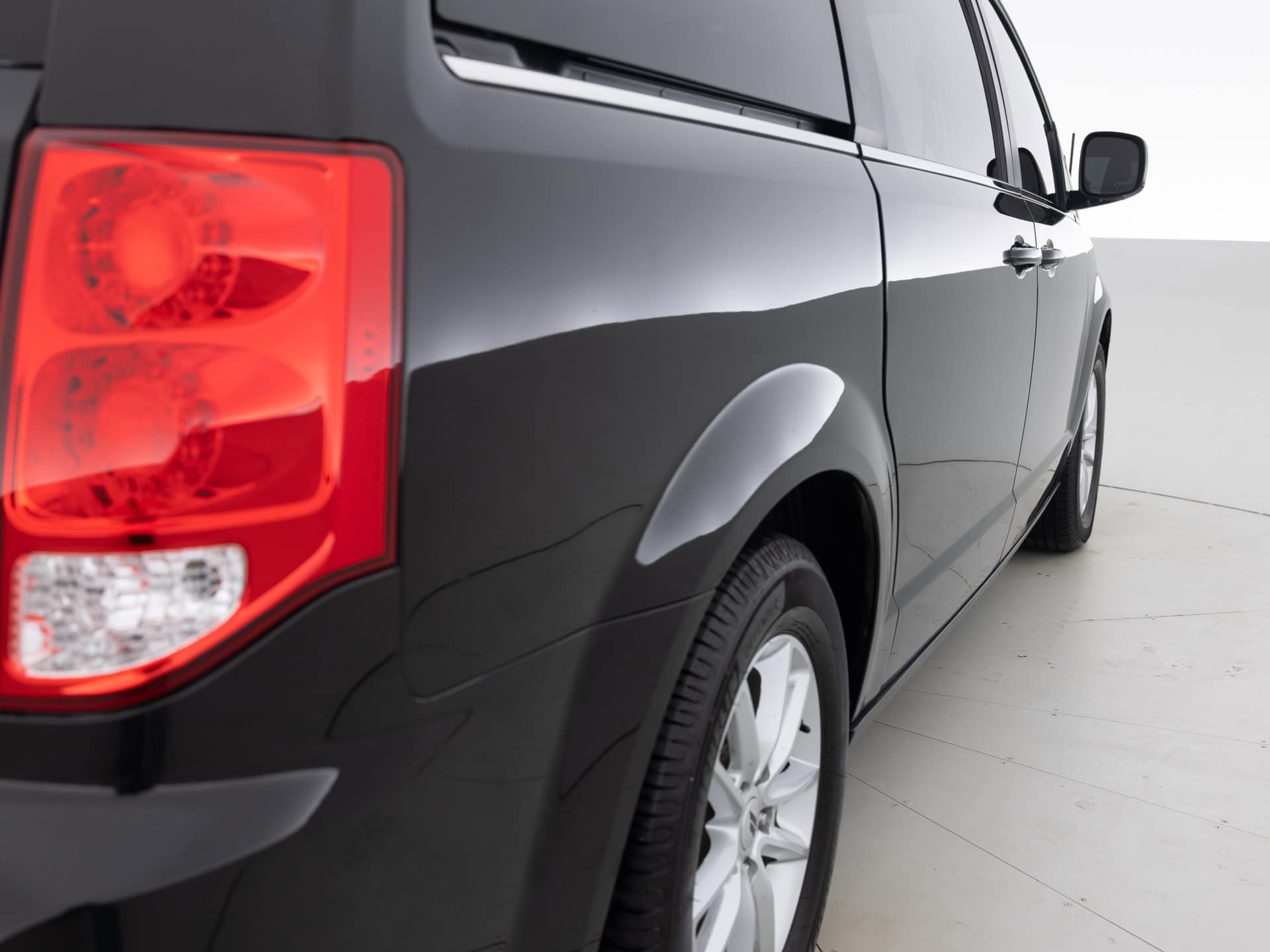 Used Black Dodge Caravan SXT-5 for Sale