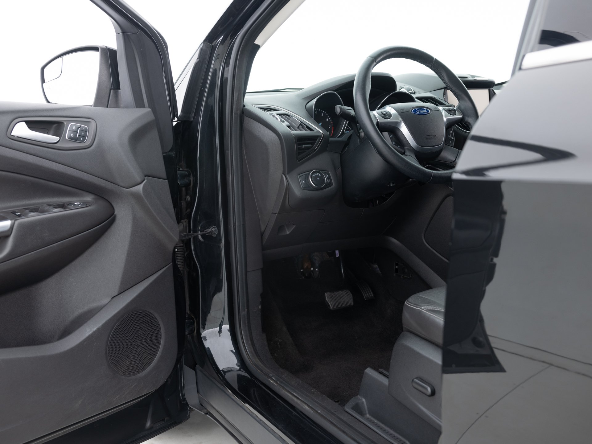 black ford escape se 16