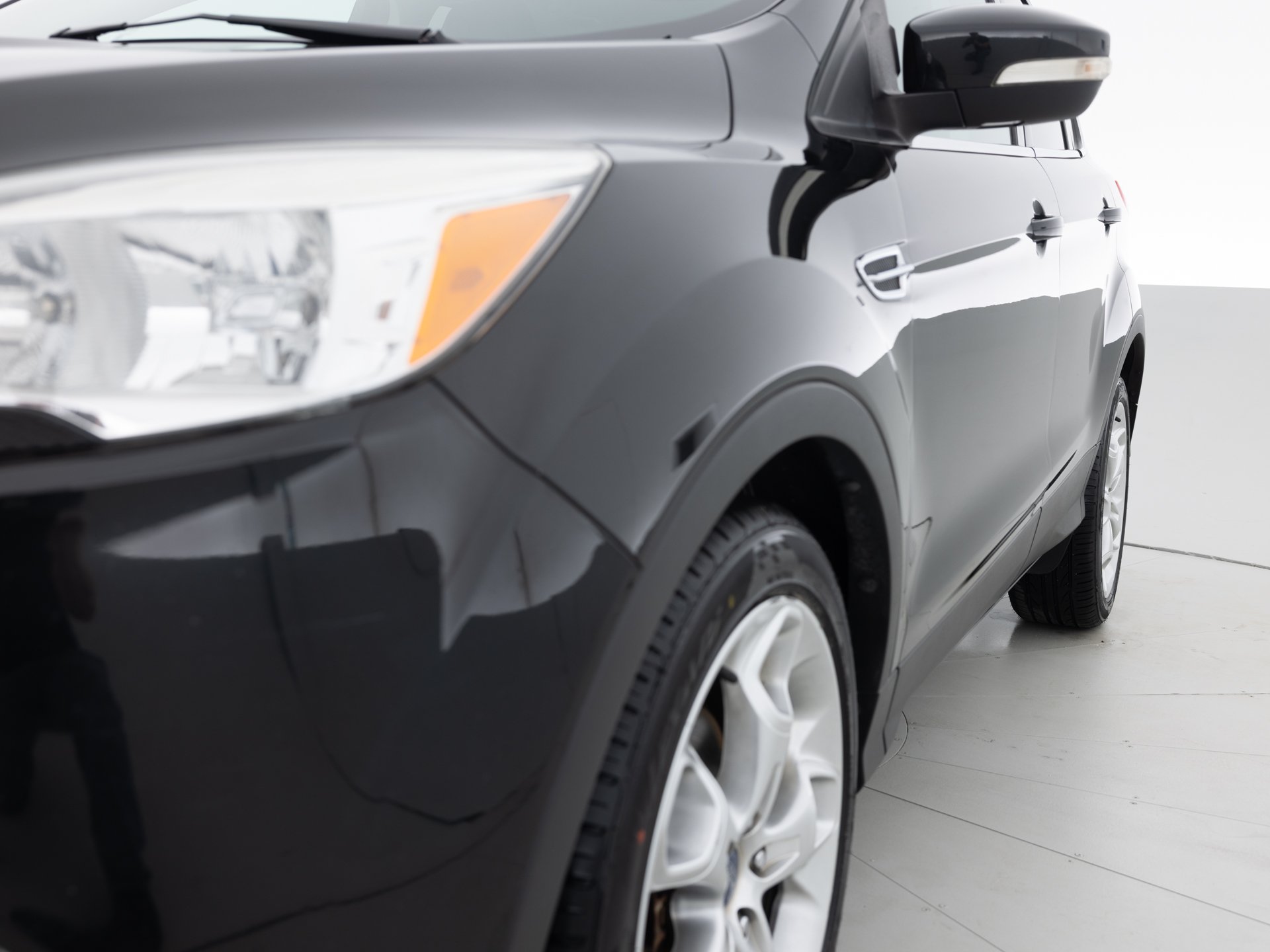 black ford escape se 3