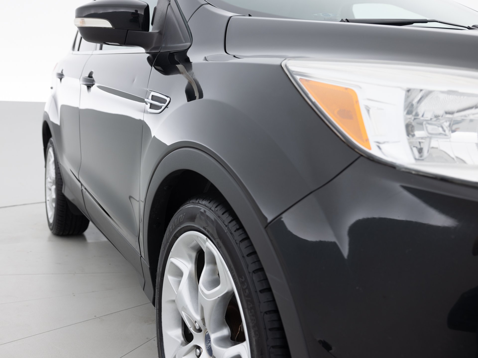 black ford escape se 4
