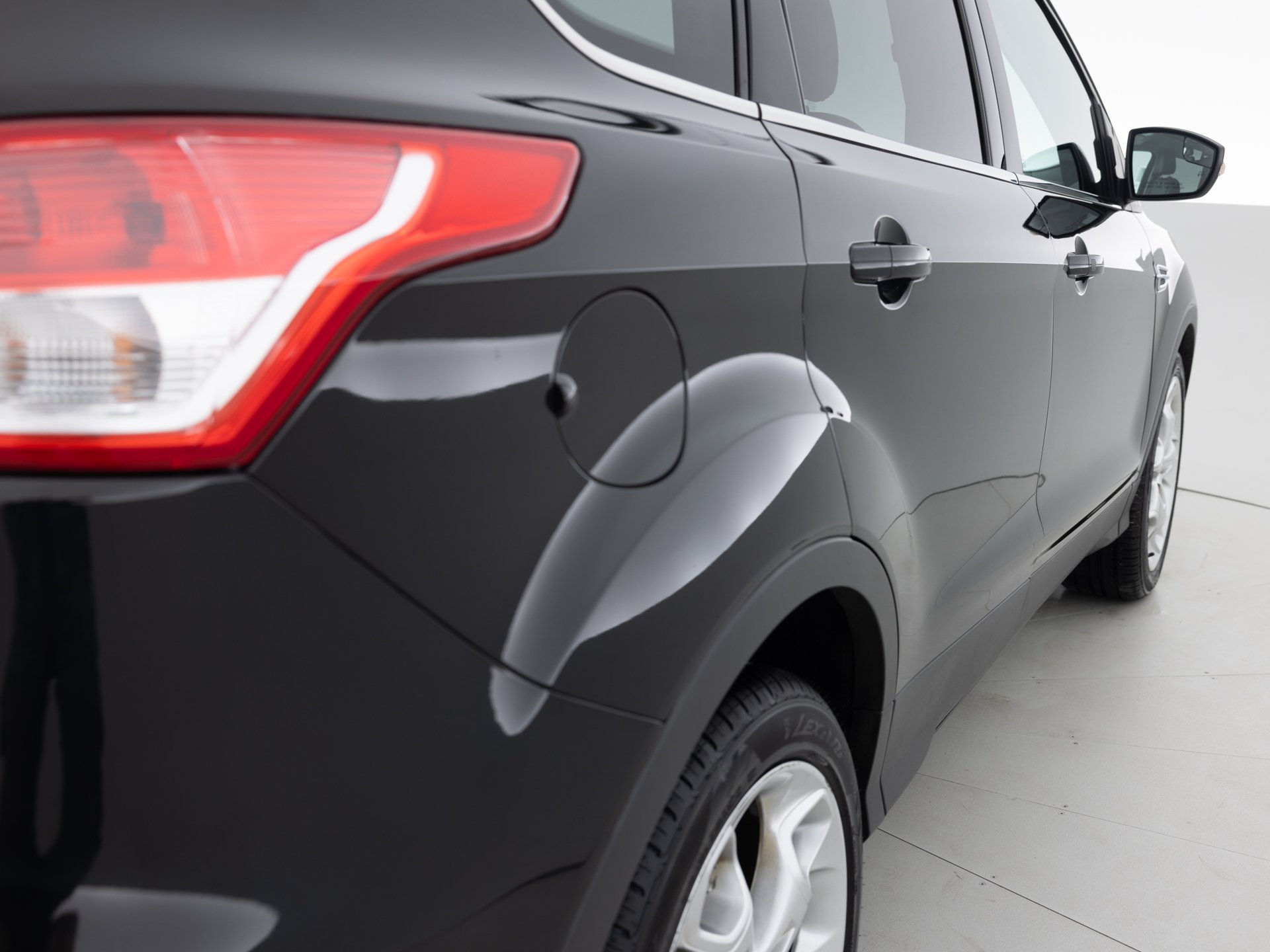 black ford escape se 5