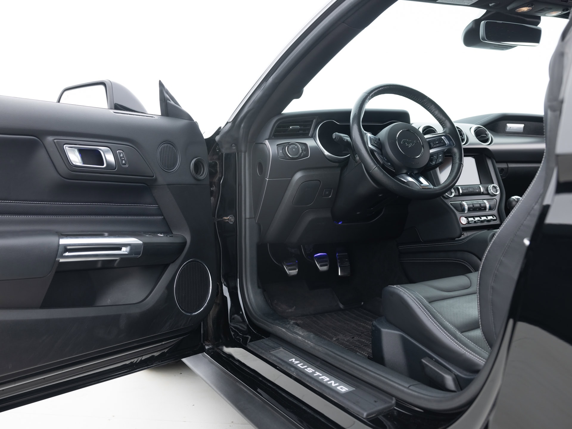 black ford mustang gt prem 16