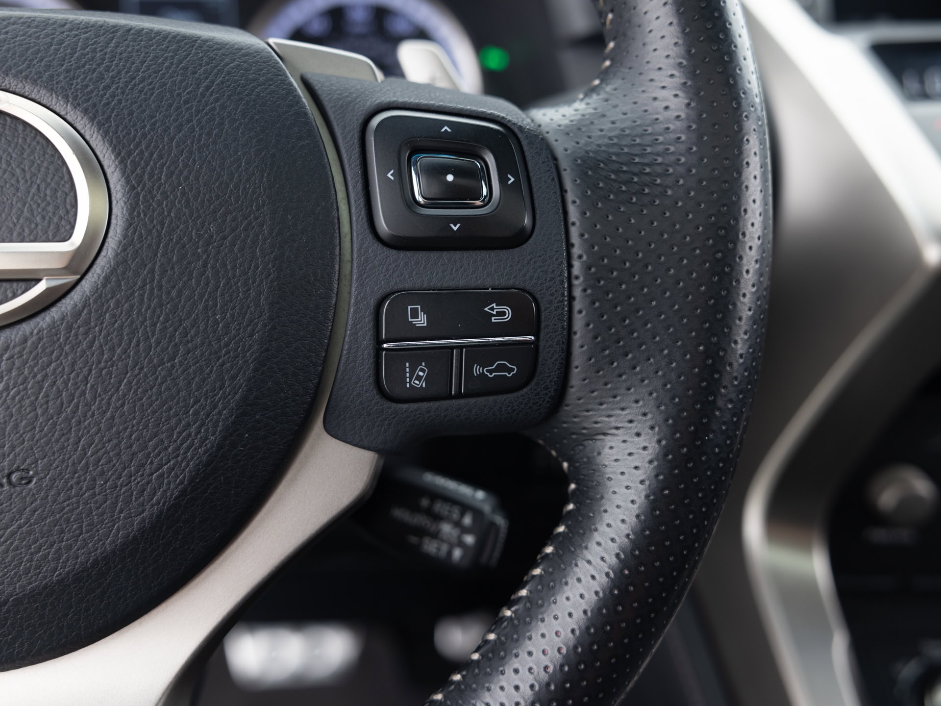 black lexus nx 300 32