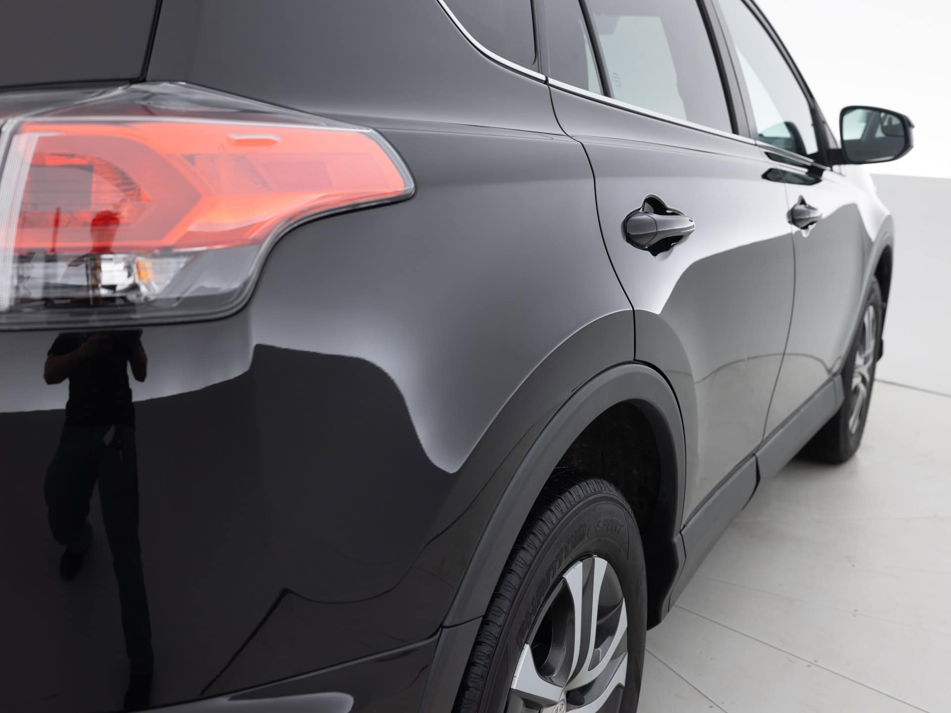 black toyota rav 4 le 5