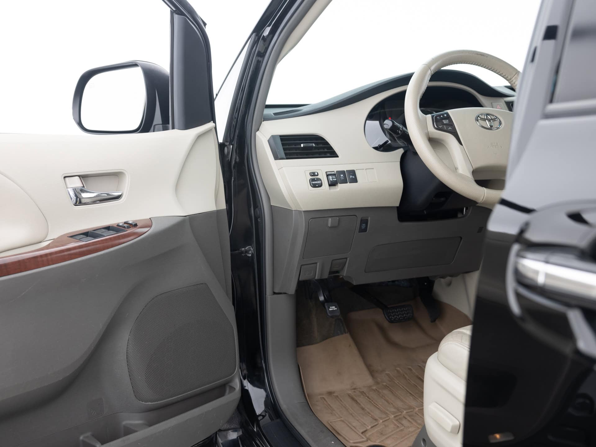 Used Black Toyota Sienna Limited-16 for Sale