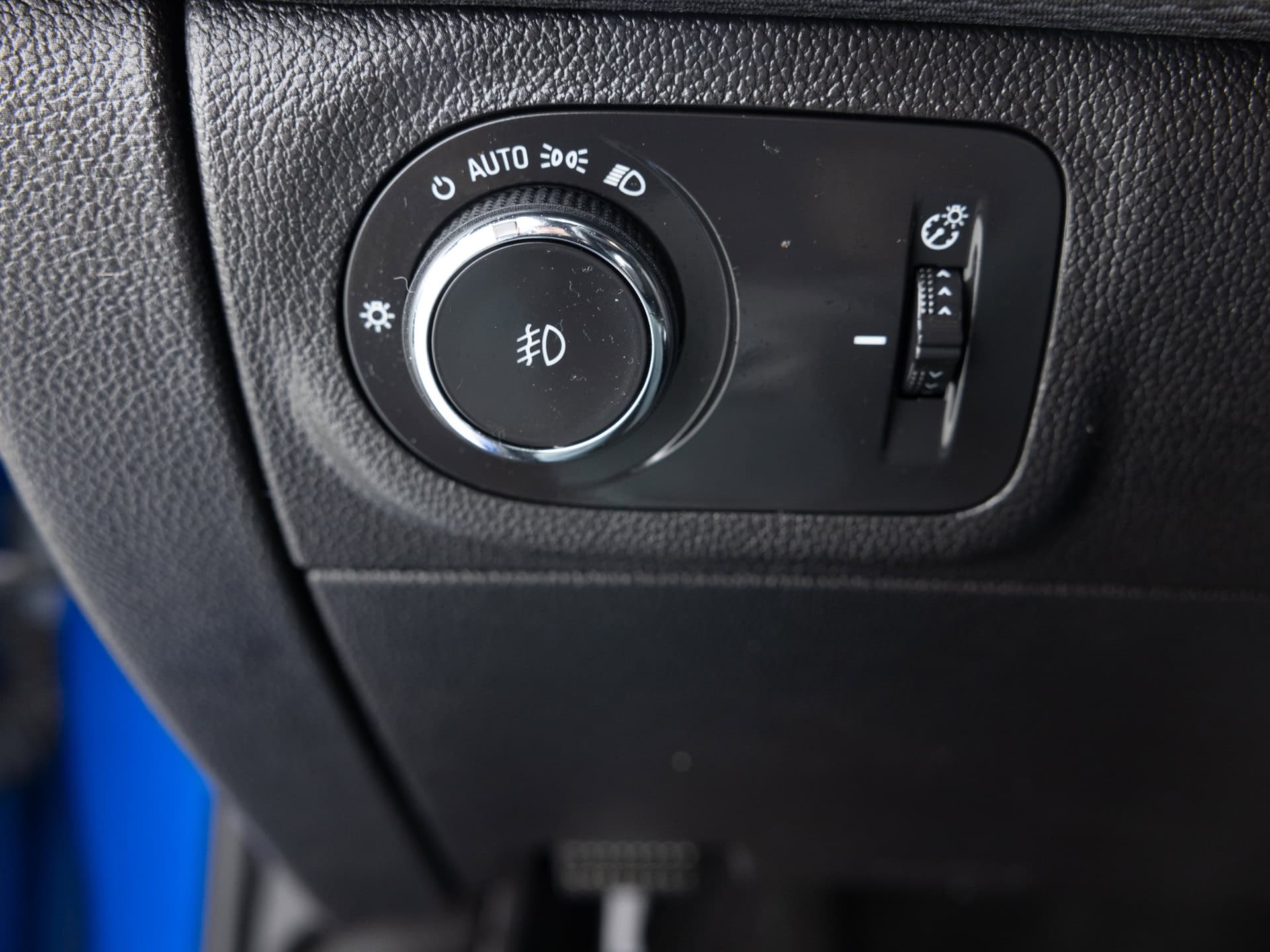 blue chevrolet cruze lt 27