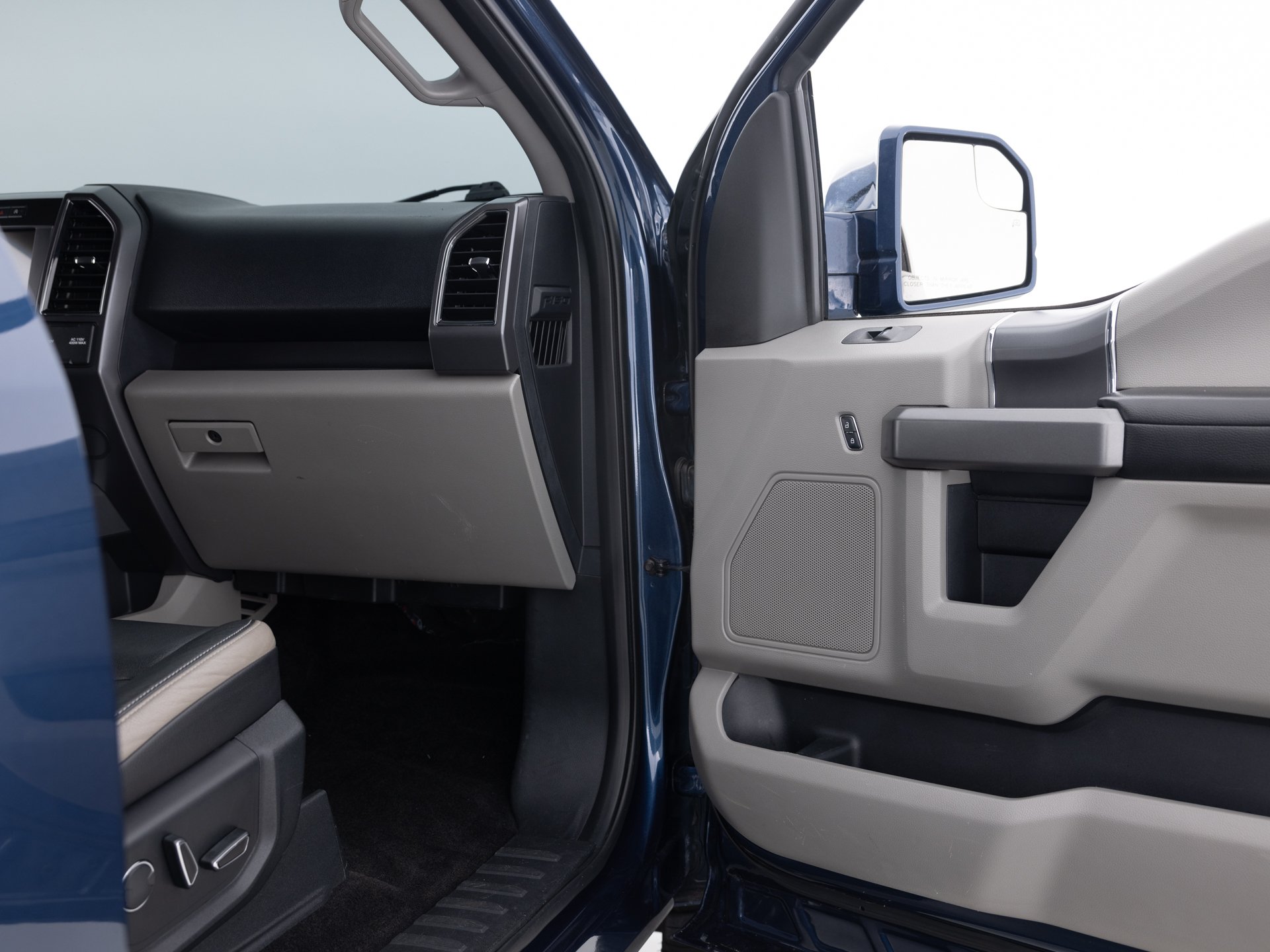 blue ford f150 xlt 24