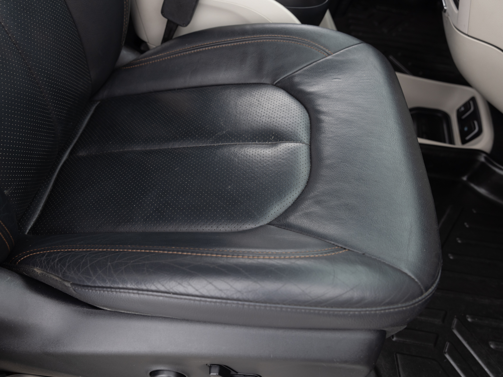 Used Gray Chysler Pacifica-17 for Sale