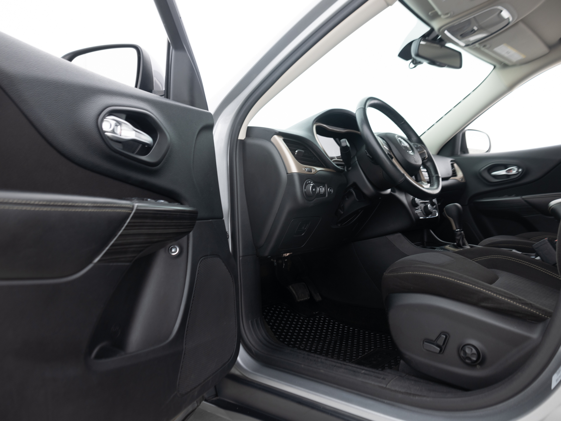 Used Gray Jeep Cherokee Latitude-16 for Sale