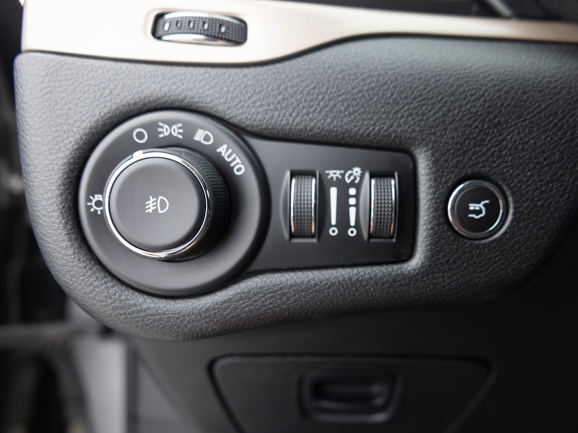 Used Gray Jeep Cherokee Latitude-26 for Sale