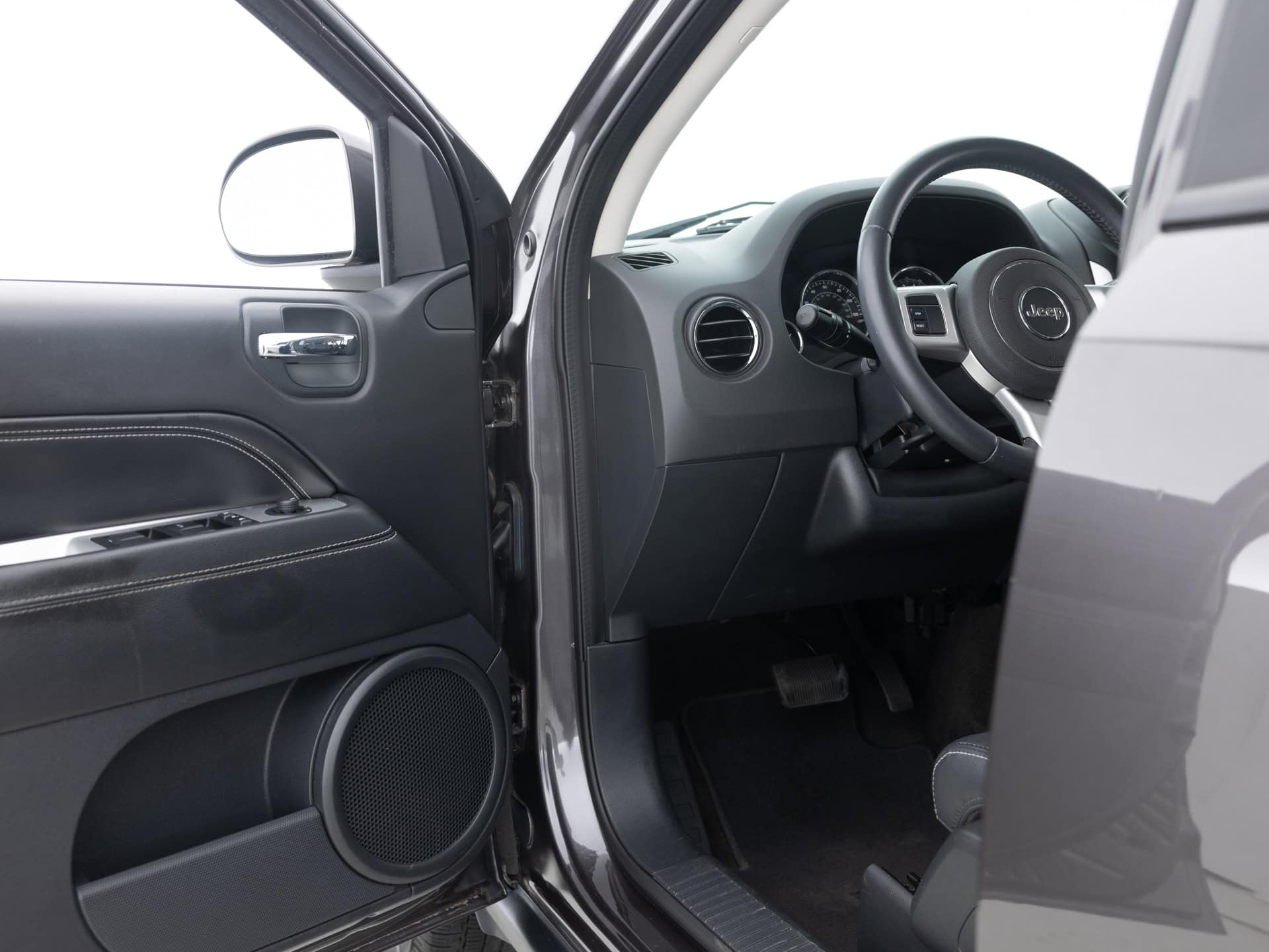 Used Gray Jeep Compass-16 for Sale