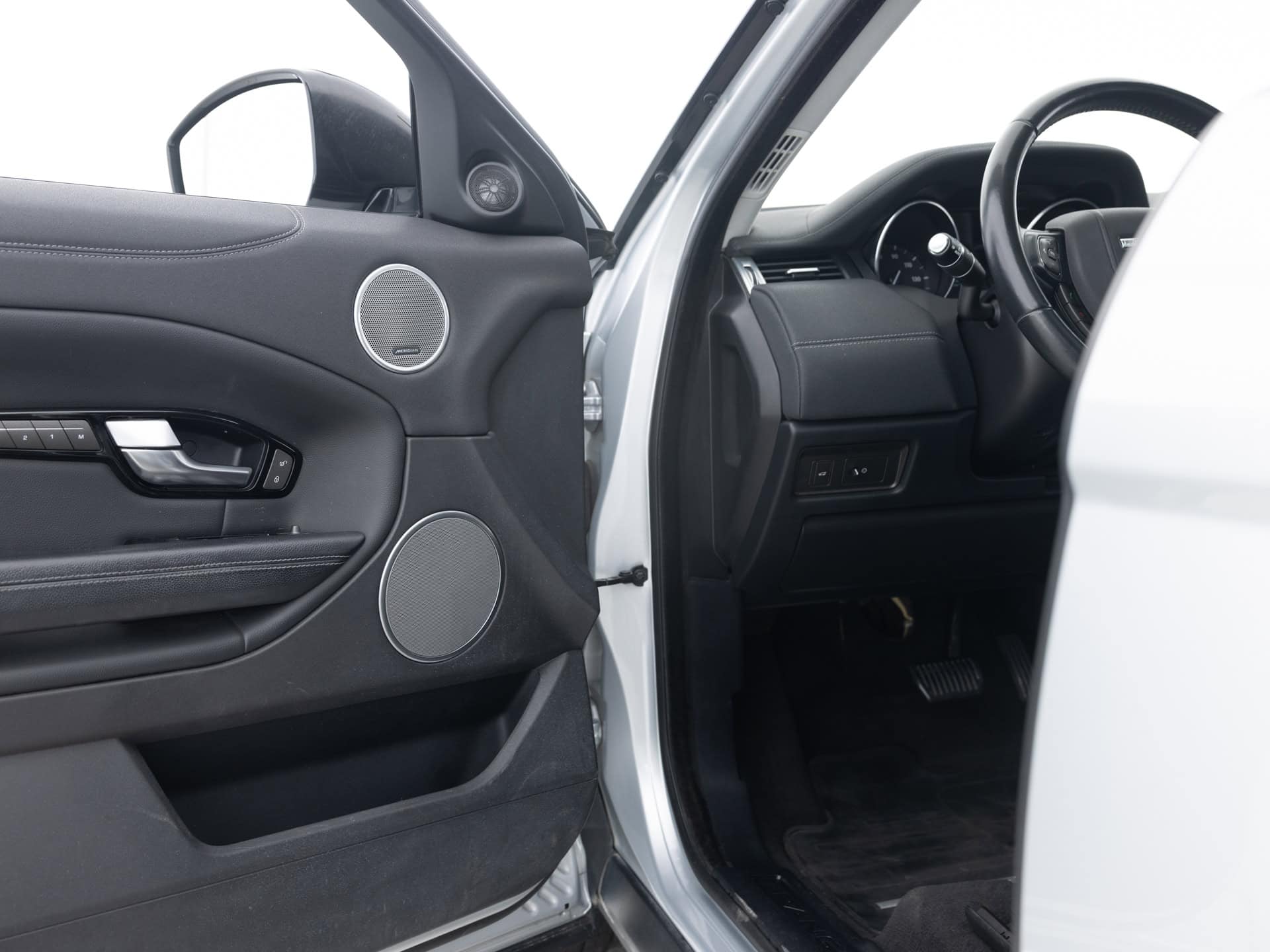 Used Silver Land Rover Evogue SE-16 for Sale
