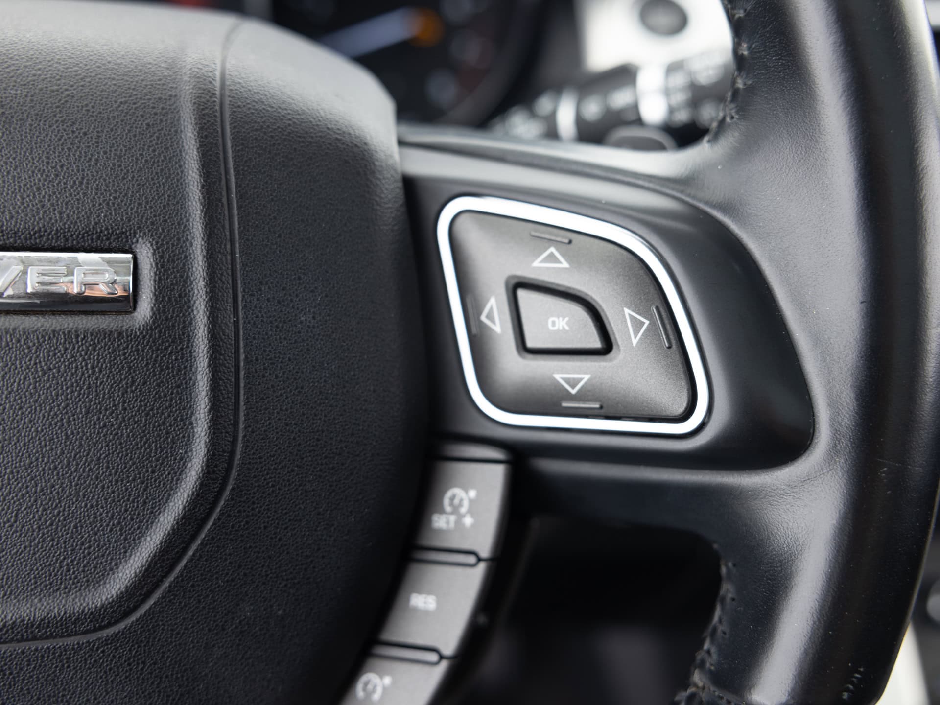 Used Silver Land Rover Evogue SE-28 for Sale