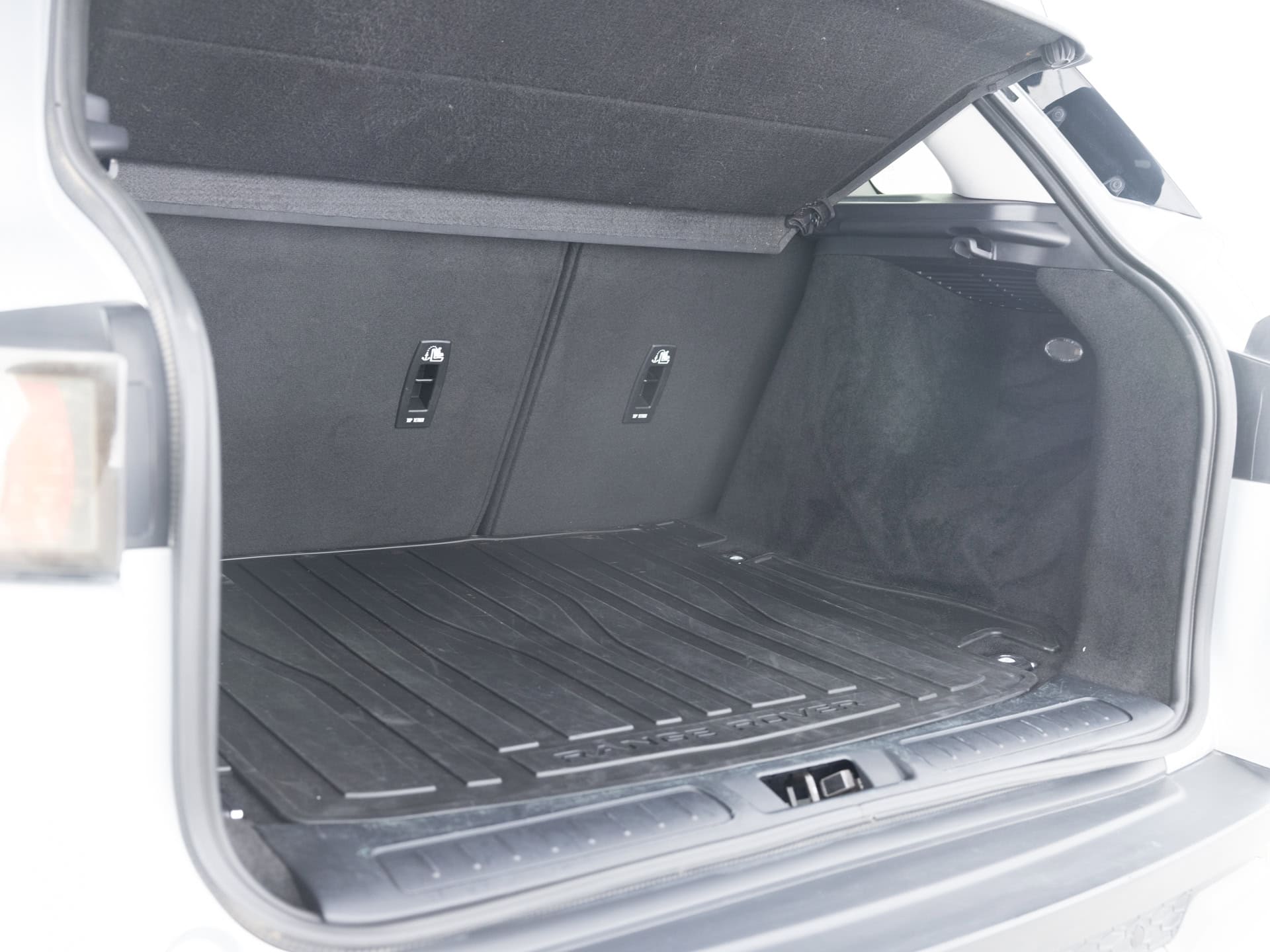Used Silver Land Rover Evogue SE-30 for Sale
