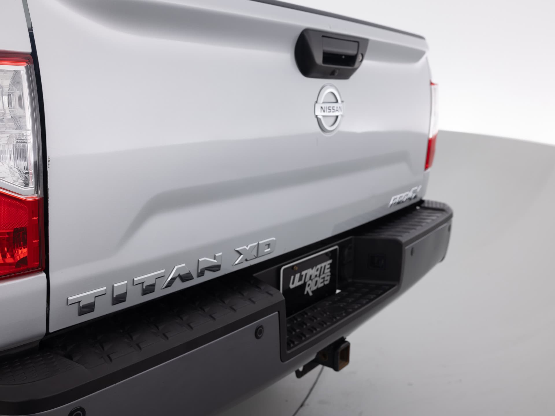 silver nissan titan 35