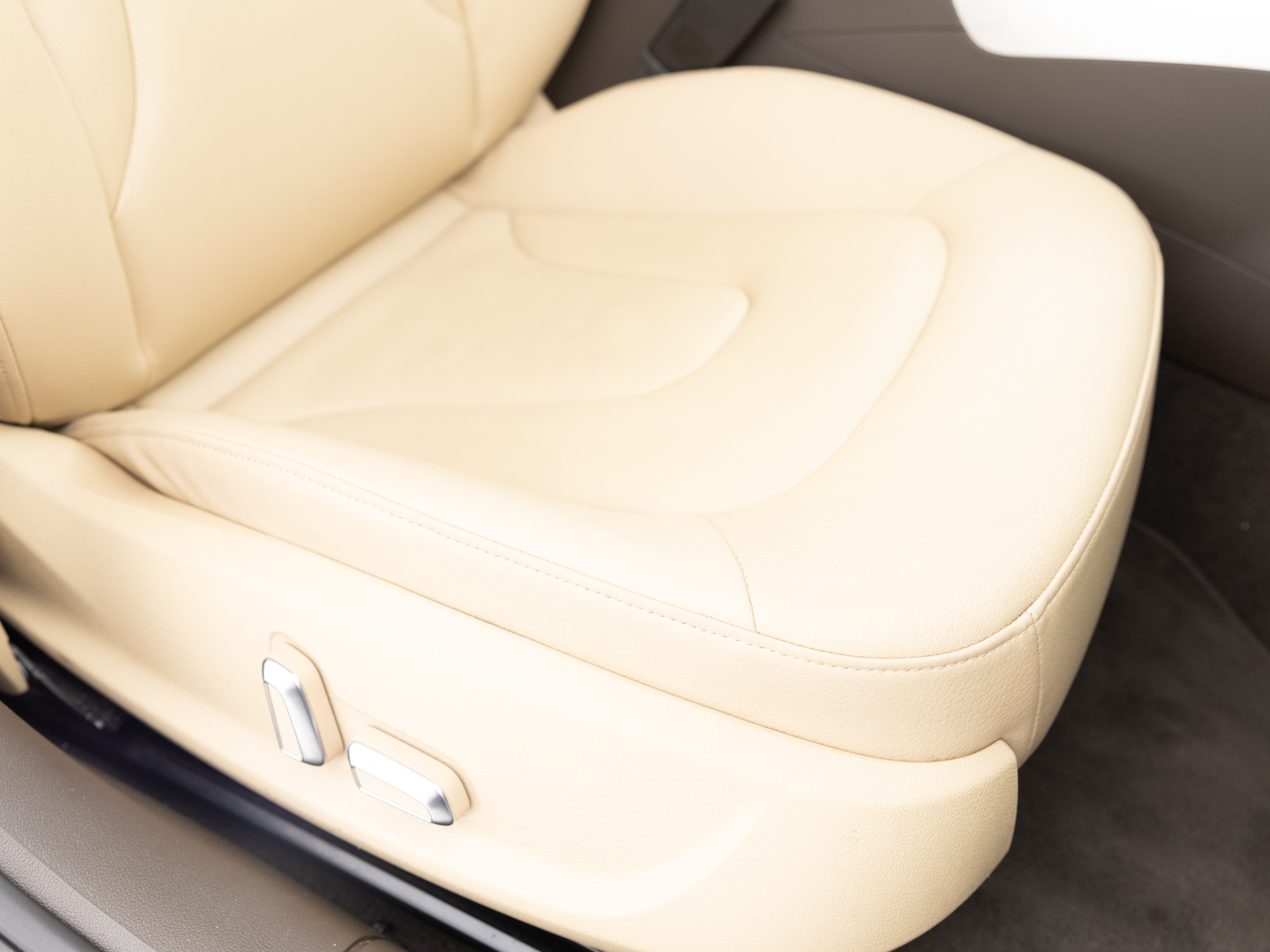 Used White Audi A4-17 for Sale