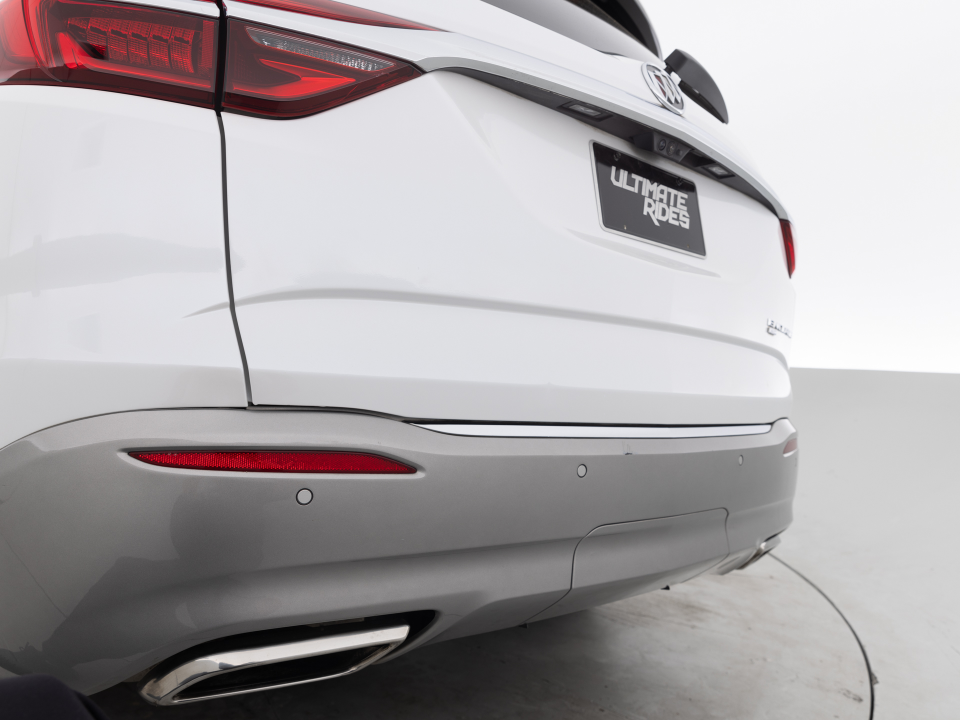 Used White Buick Enclave Avenir-5 for Sale