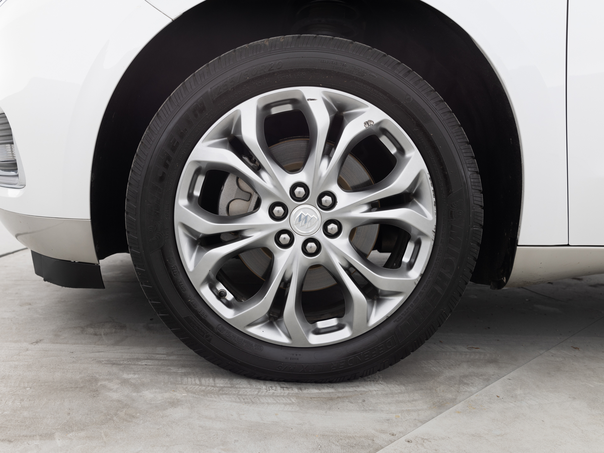 Used White Buick Enclave Avenir-7 for Sale