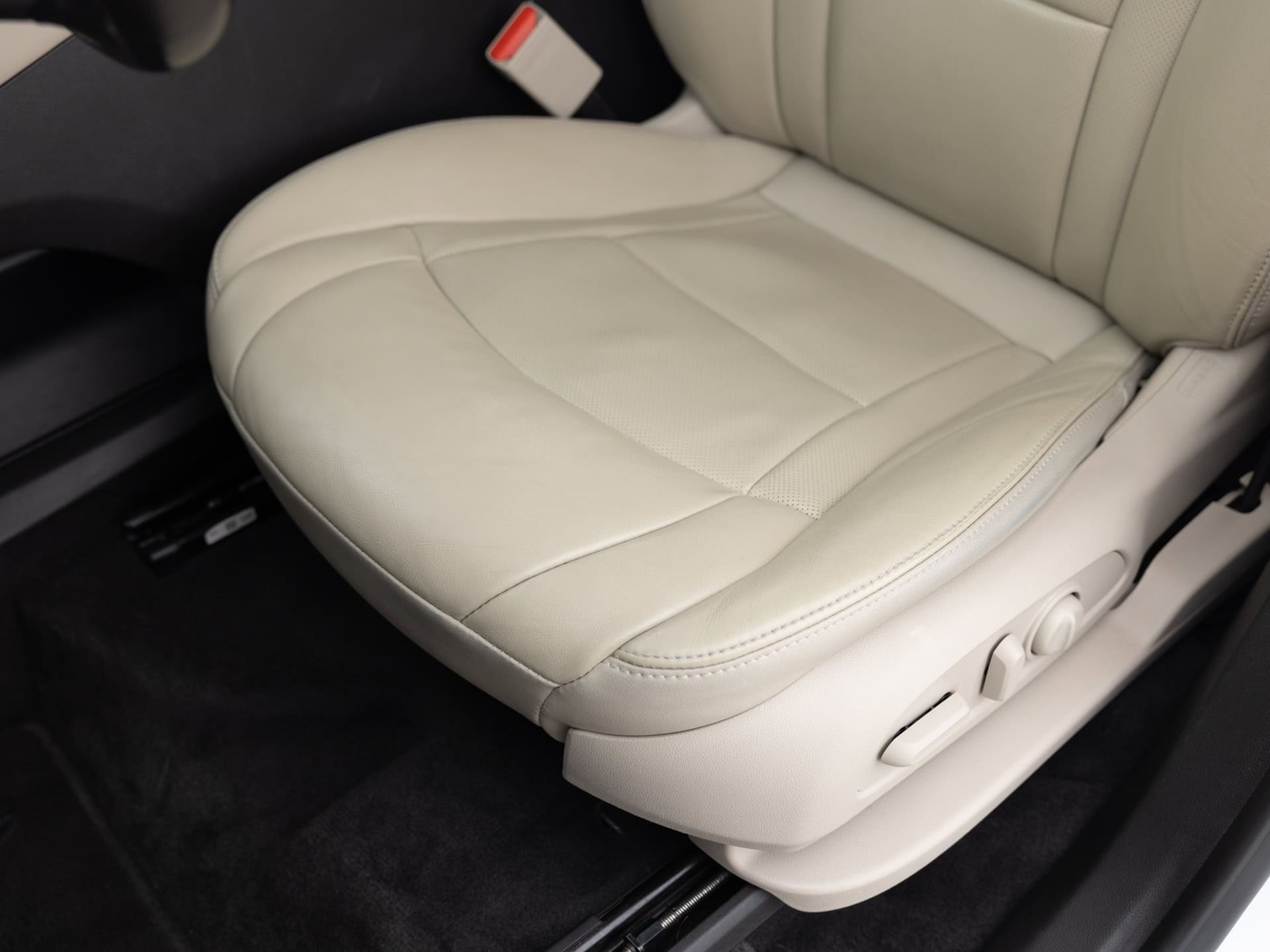 Used White Buick Exclave Essence-13 for Sale