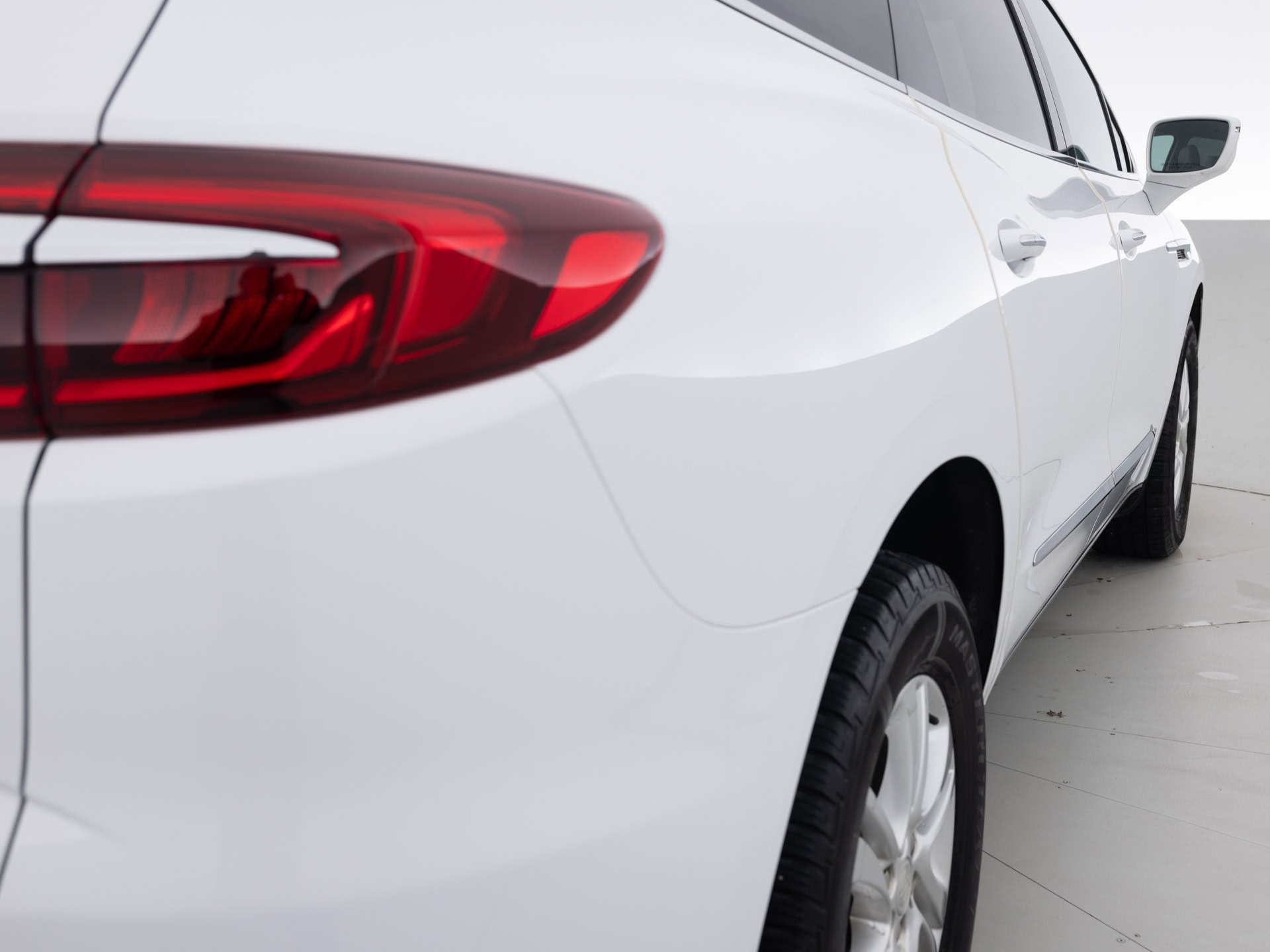 Used White Buick Exclave Essence-5 for Sale