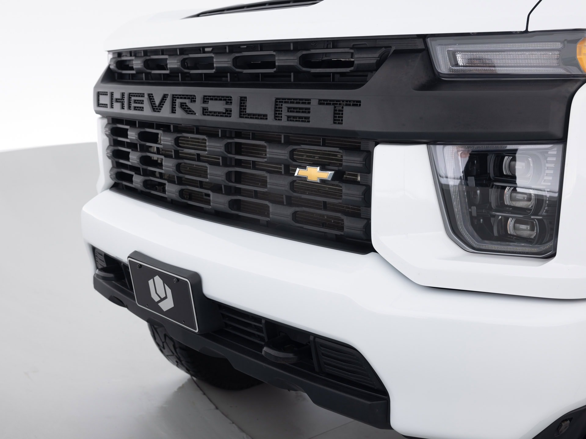 white chevrolet silverado 2500hd 7