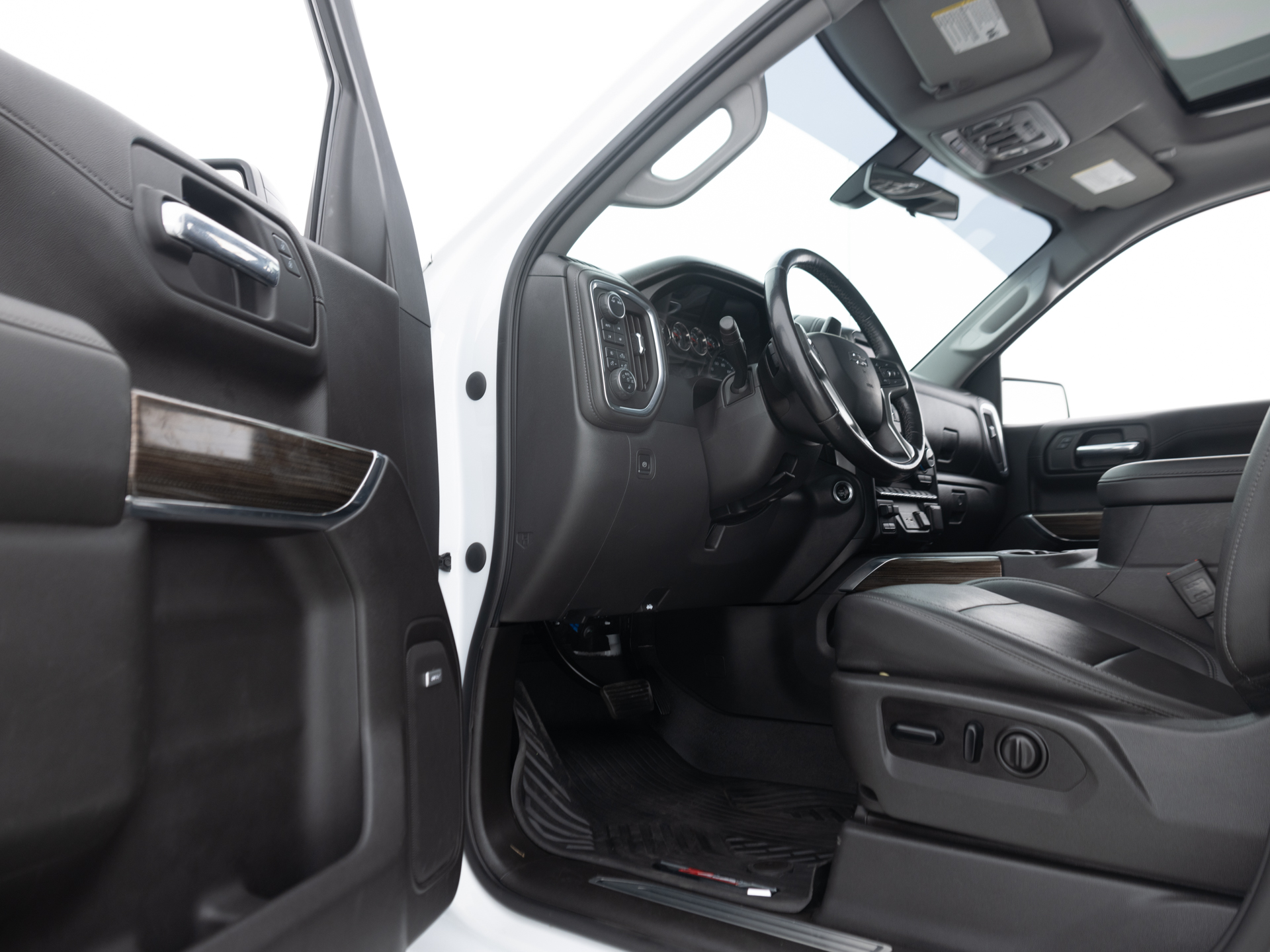Used White Chevrolet Silverado Trail Boss-18 for Sale