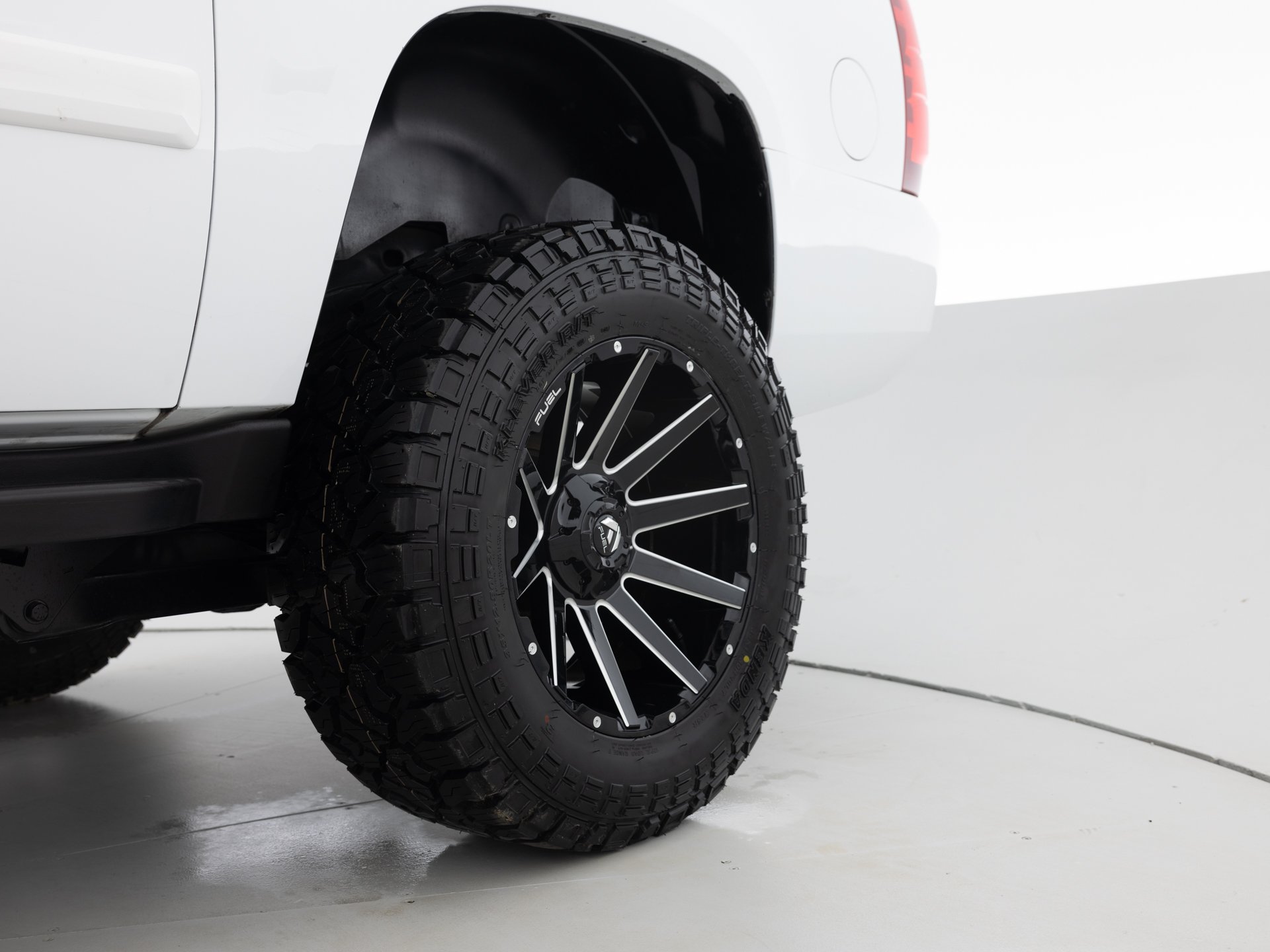 white chevrolet suburban lt 10