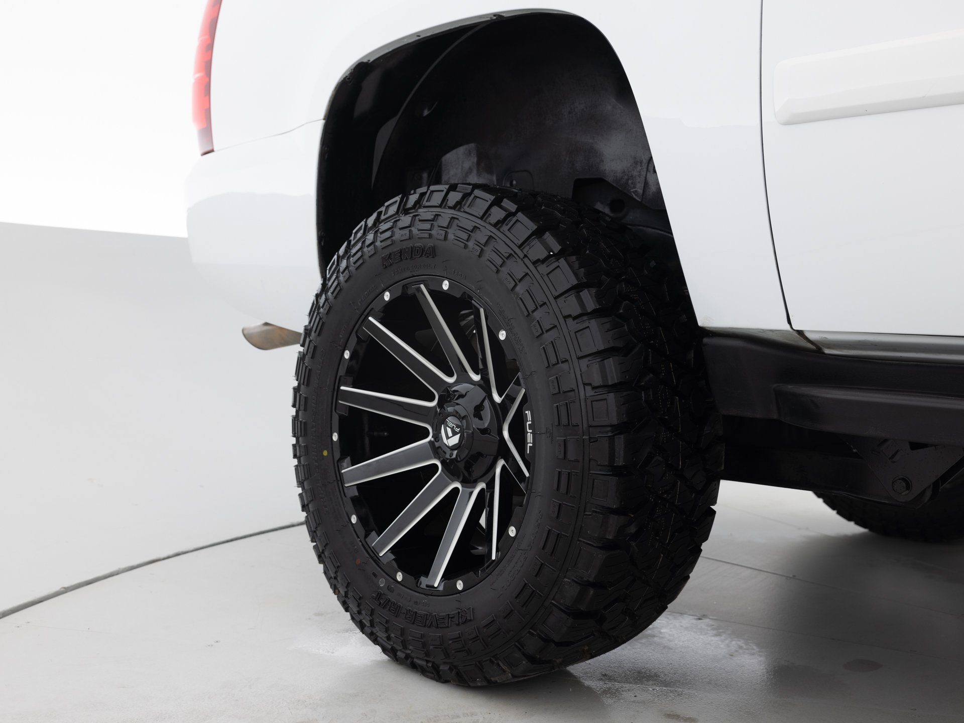white chevrolet suburban lt 11