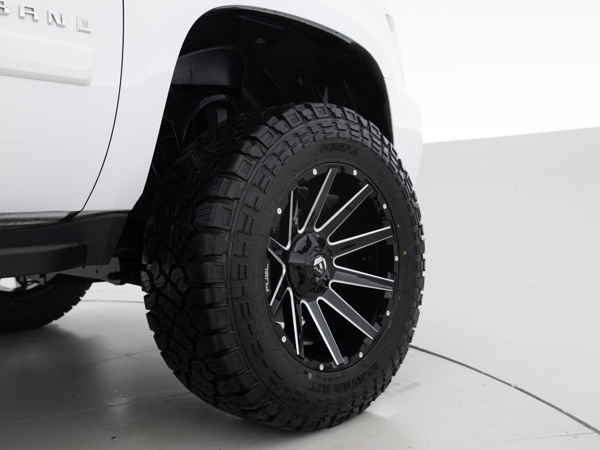white chevrolet suburban lt 12
